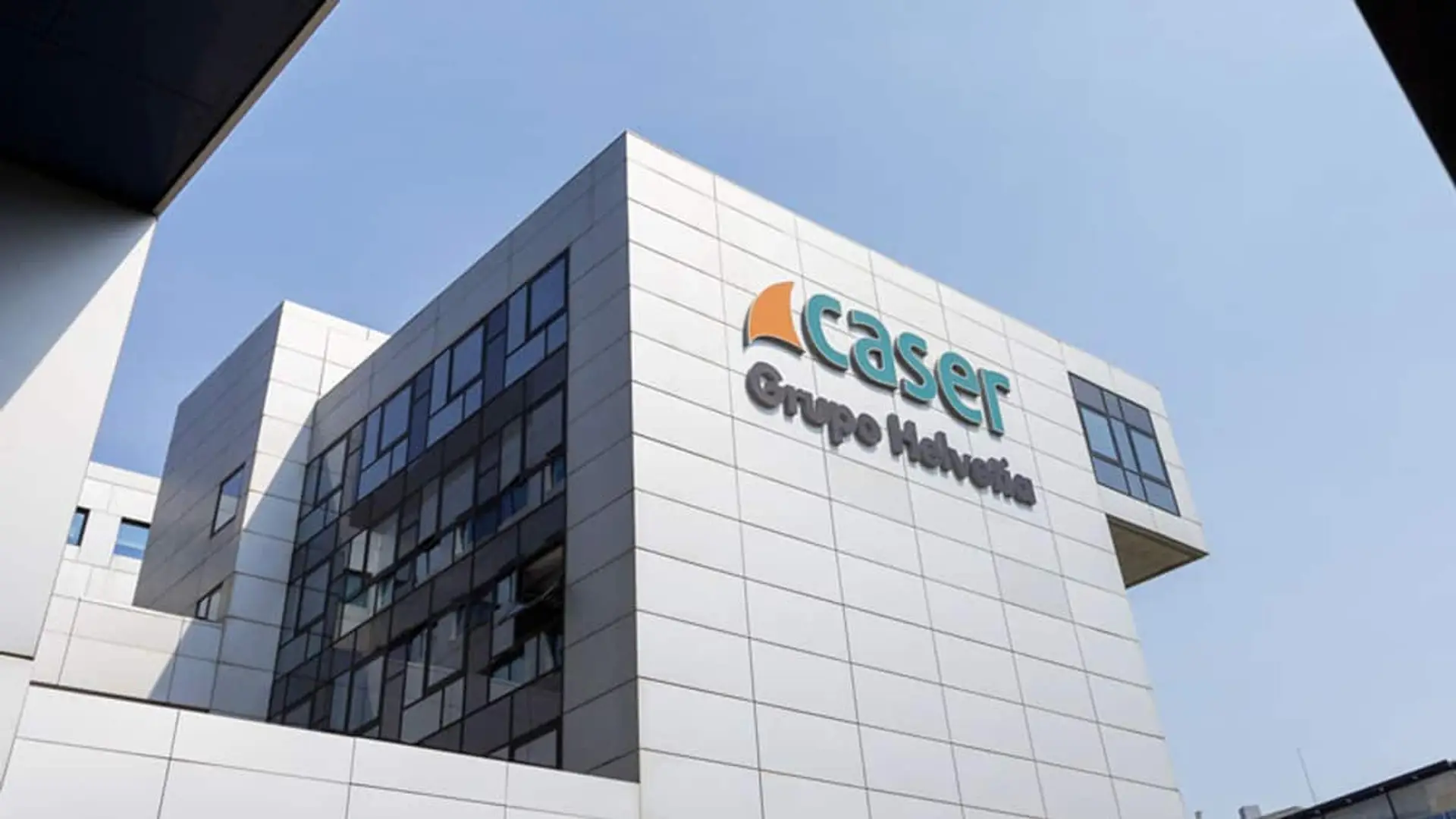 Helvetia Caser confirma la brecha en un correo firmado por su CEO: datos personales y bancarios de clientes expuestos Edificio de Caser Helvetia con el logo de la compañía en la fachada.