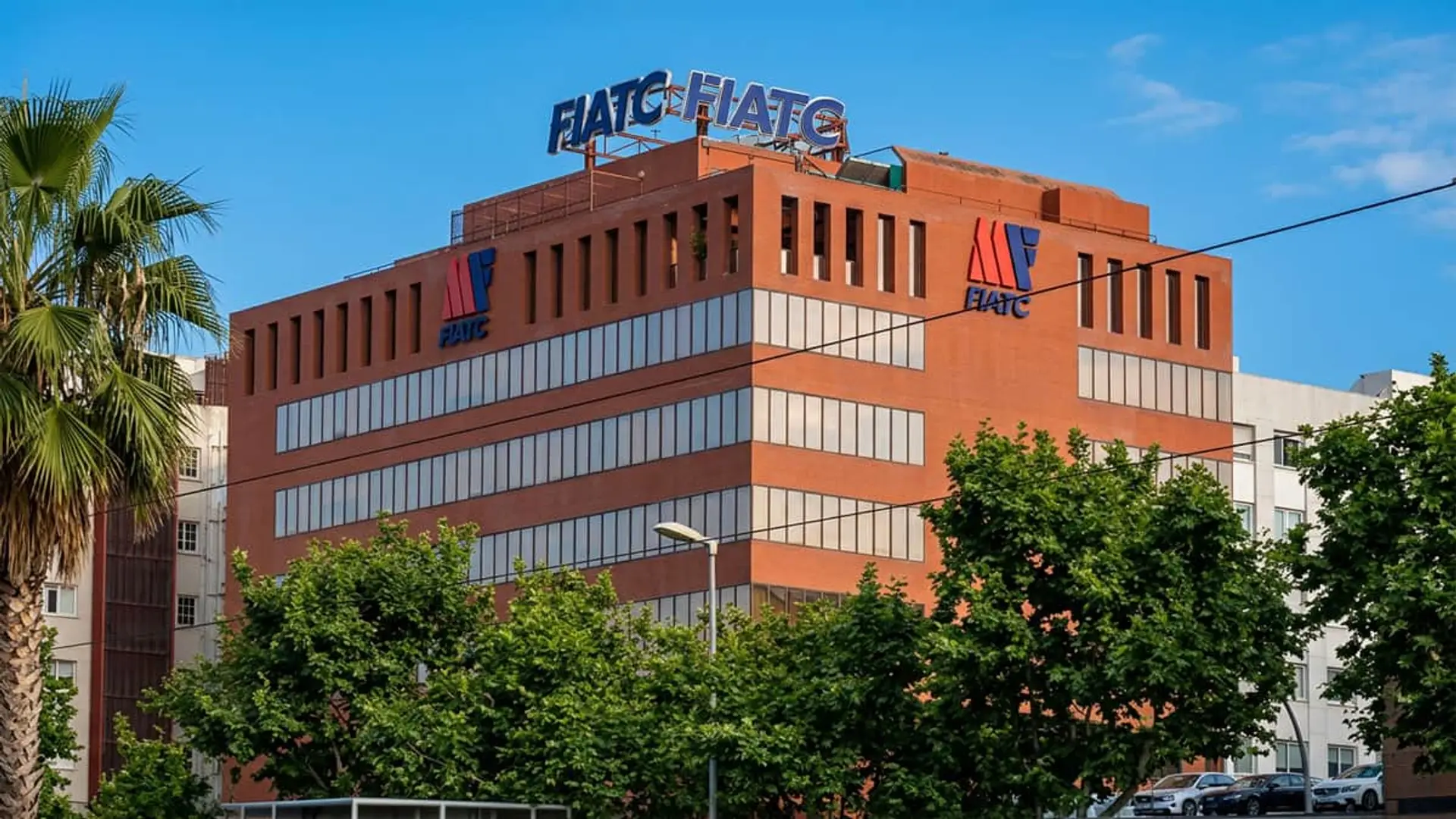 Fachada de la sede de FIATC Seguros: edificio corporativo con el logotipo oficial de la aseguradora.