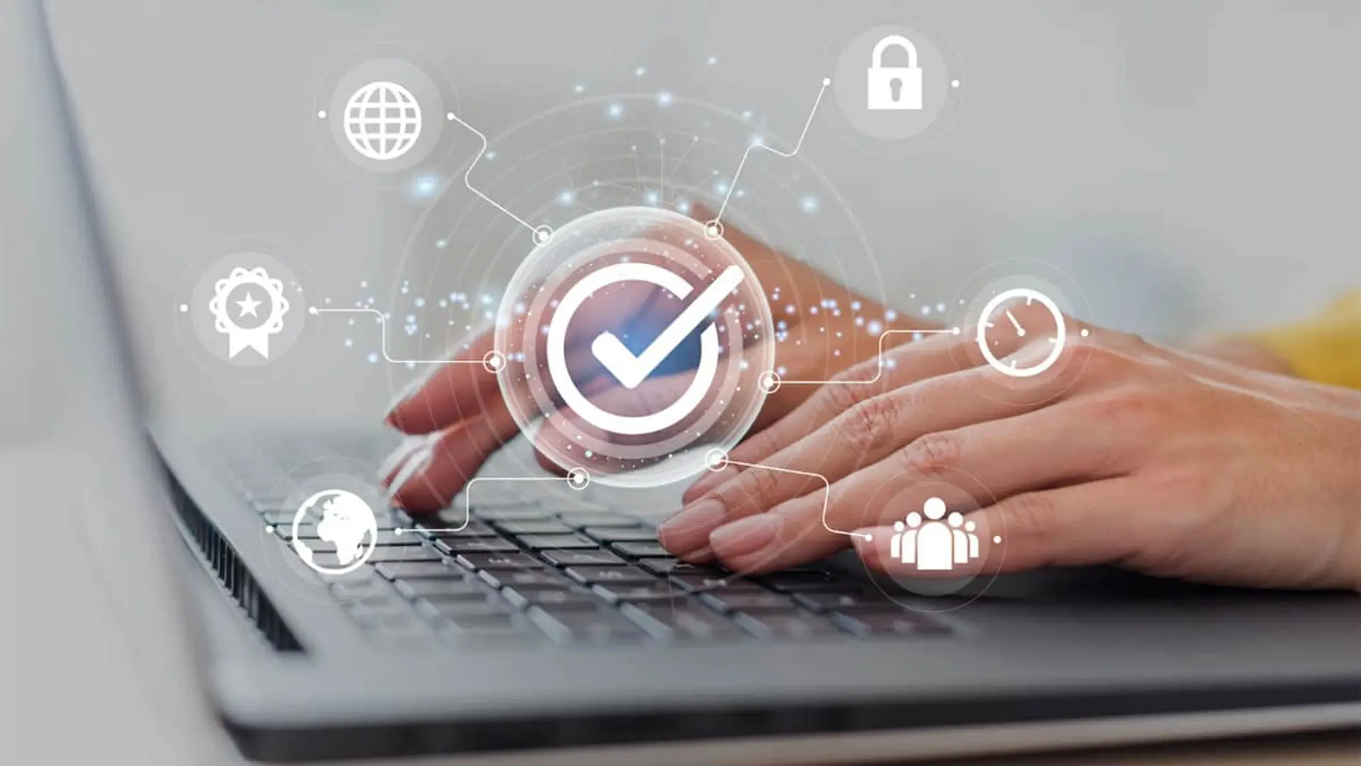 Ordenador portátil con símbolos de estándar de calidad y seguridad verificado.