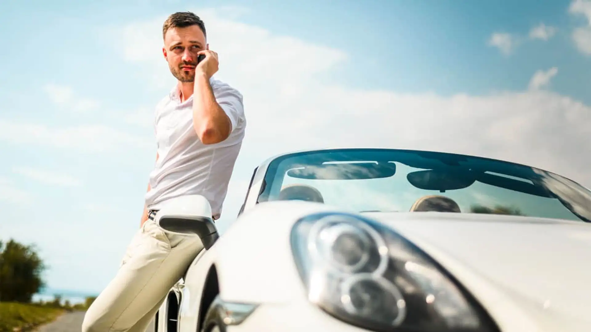 BBVA Allianz, Toyota Seguros y FIATC, las entidades que más crecen en seguros de coche Conductor con un coche deportivo averiado llama a la asistencia en carretera.