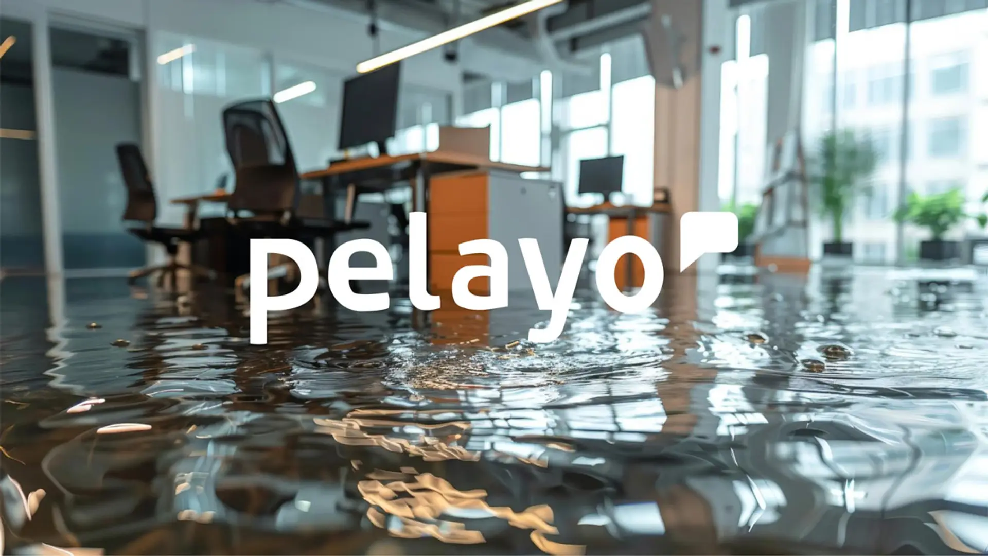 Pelayo lanza un seguro para negocios con una garantía insólita: un año gratis si tarda más de 3 horas en atender una avería Oficina inundada con mobiliario afectado por agua, representando la cobertura de seguros de hogar de Pelayo ante daños por inundación.