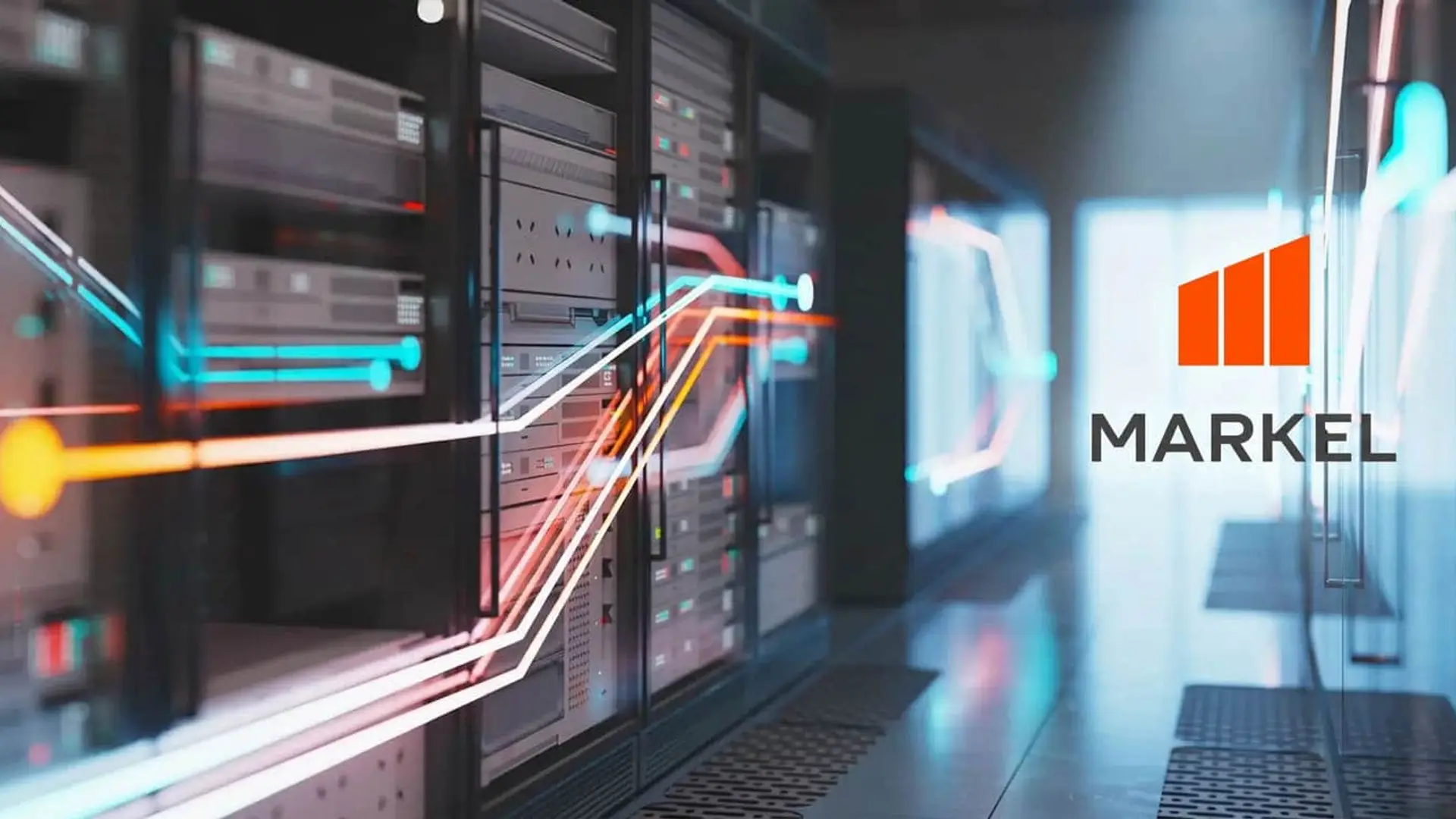 Centro de datos con el logo de Markel y flujos de luz simbolizando la ciberseguridad y protección digital.