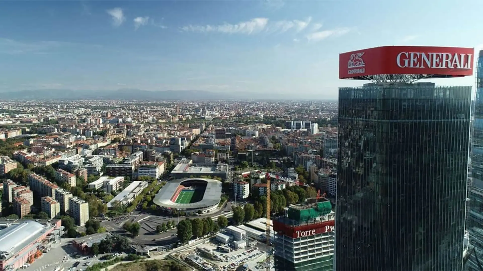 Vista aérea de la Torre Generali en una gran ciudad. El rascacielos es la sede de la compañía de seguros Generali.