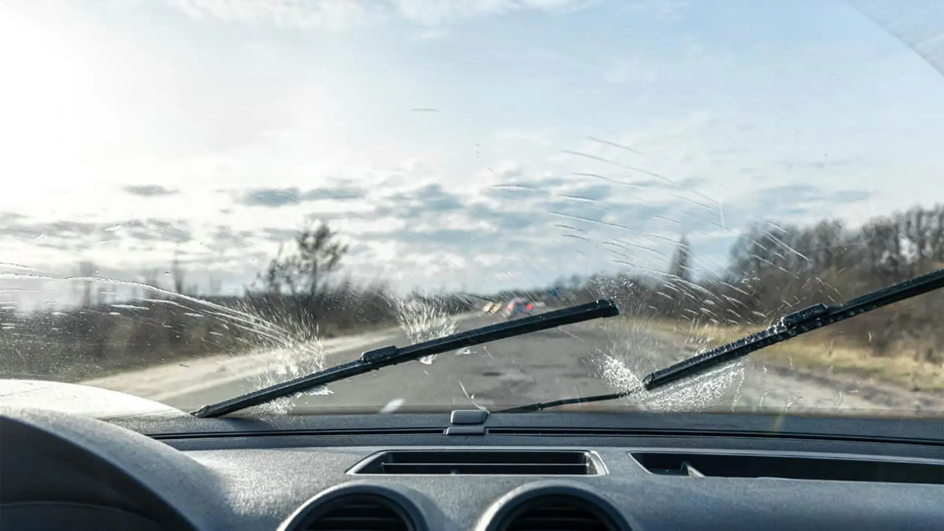 Occident regala un tratamiento antilluvia a los clientes de su seguro de coche Limpiaparabrisas en acción, mejorando la visibilidad del conductor en la carretera.