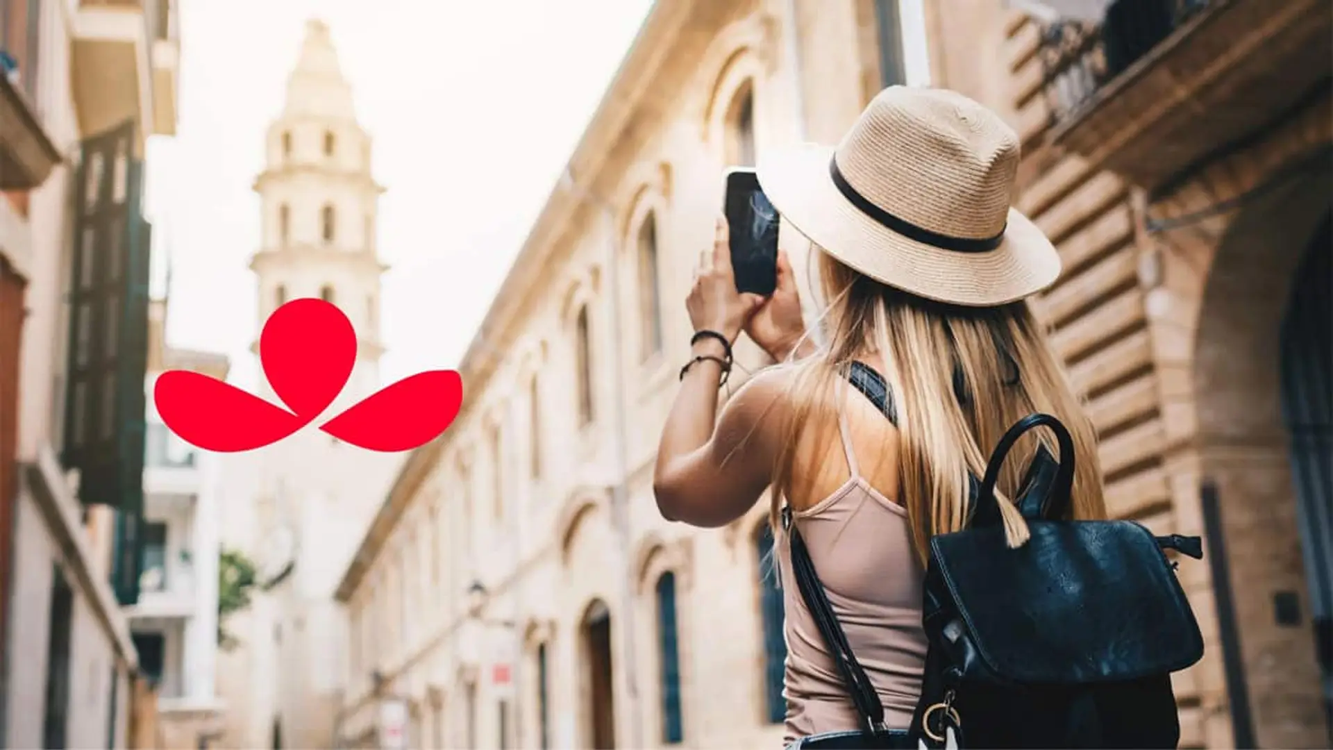 Turista tomando una foto con el móvil en una ciudad histórica durante un viaje.