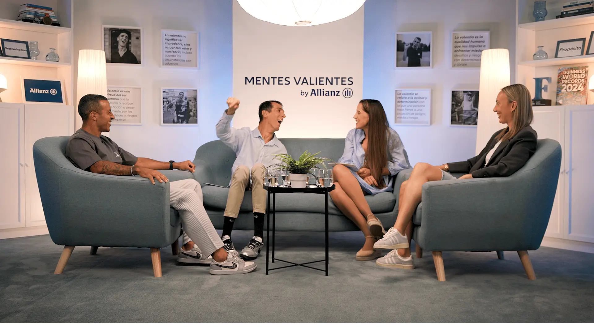 Alex Roca y sus invitados conversan en el set del videopodcast Mentes Valientes de Allianz.