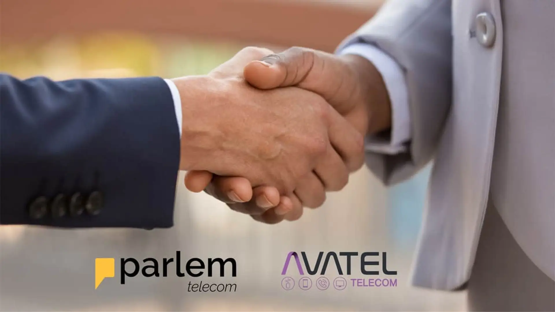Parlem y Avatel se integran: qué cambia para los clientes en Cataluña, Baleares y Levante Apretón de manos empresarial simbolizando acuerdo entre Parlem Telecom y Avatel Telecom.