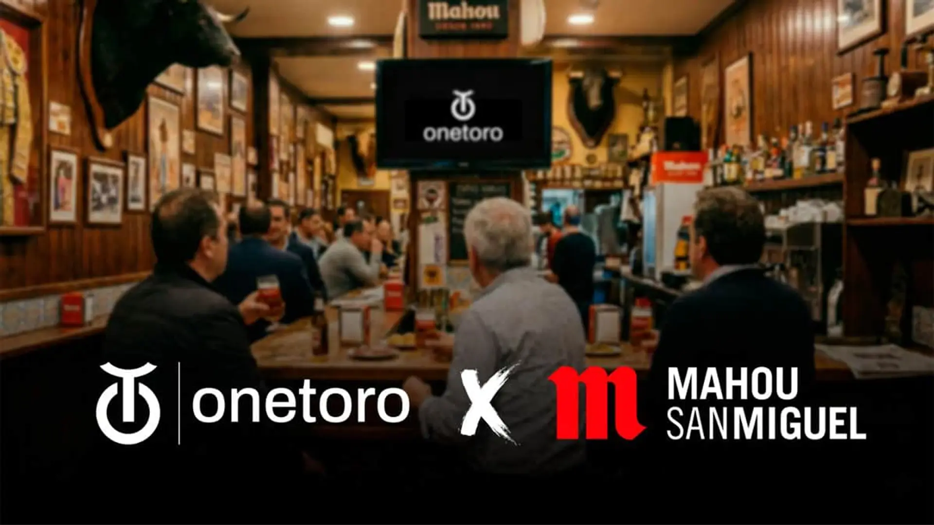 Bar con clientes viendo OneToro TV junto al logotipo de Mahou San Miguel para representar su alianza en hostelería.