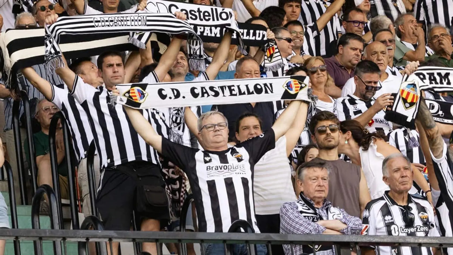 Movistar Plus regala los 11 partidos de la jornada 8 de LaLiga Hypermotion Aficionados del CD Castellón en las gradas mostrando bufandas y camisetas blanquinegras del equipo