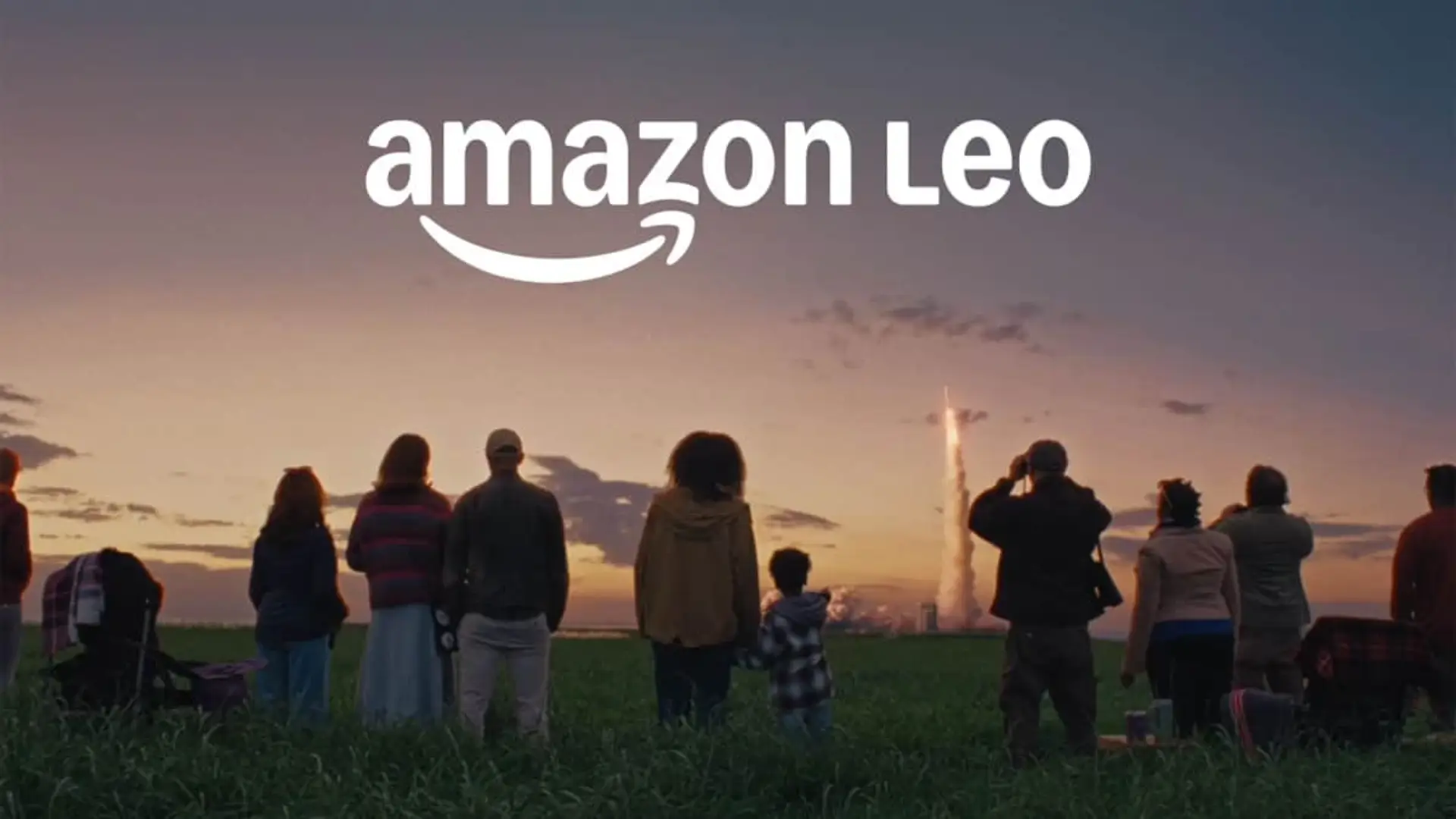 Starlink ya tiene rival: Leo es el internet satélite de Amazon con preinscripciones abiertas y primera estación en España Lanzamiento de los satélites de Amazon Leo para su red de internet global, visto por un grupo de personas.