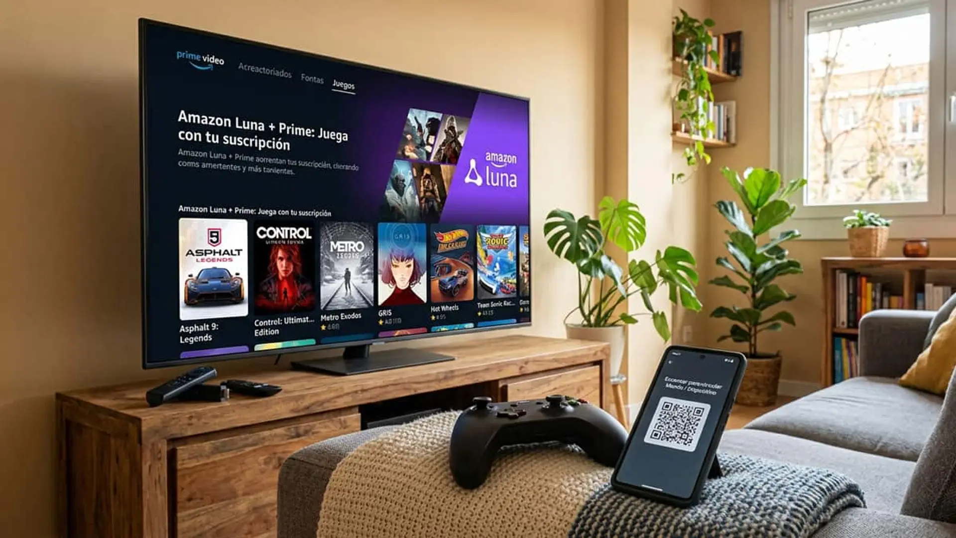Televisor con Amazon Luna y Prime Video mostrando videojuegos, junto a un mando y un móvil con código QR en un salón.