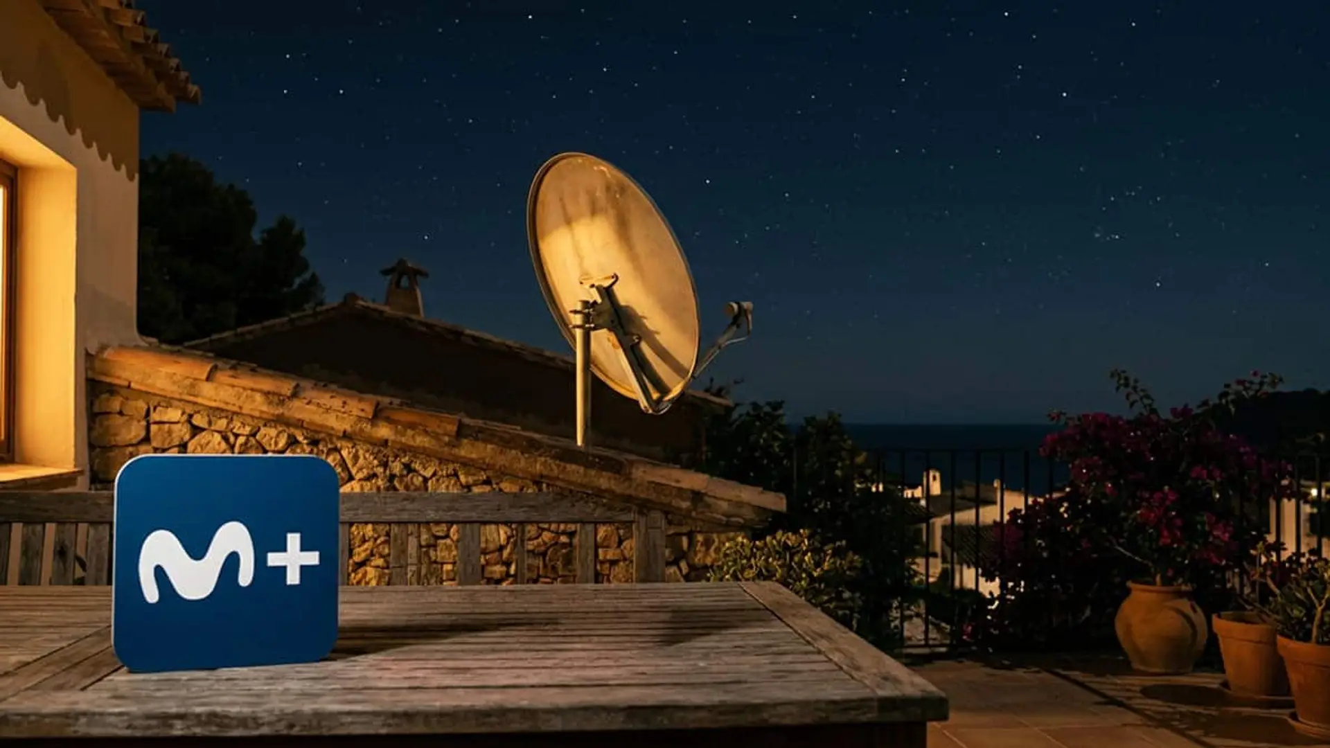 Antena parabólica en una terraza de noche con el logotipo de Movistar Plus sobre una mesa