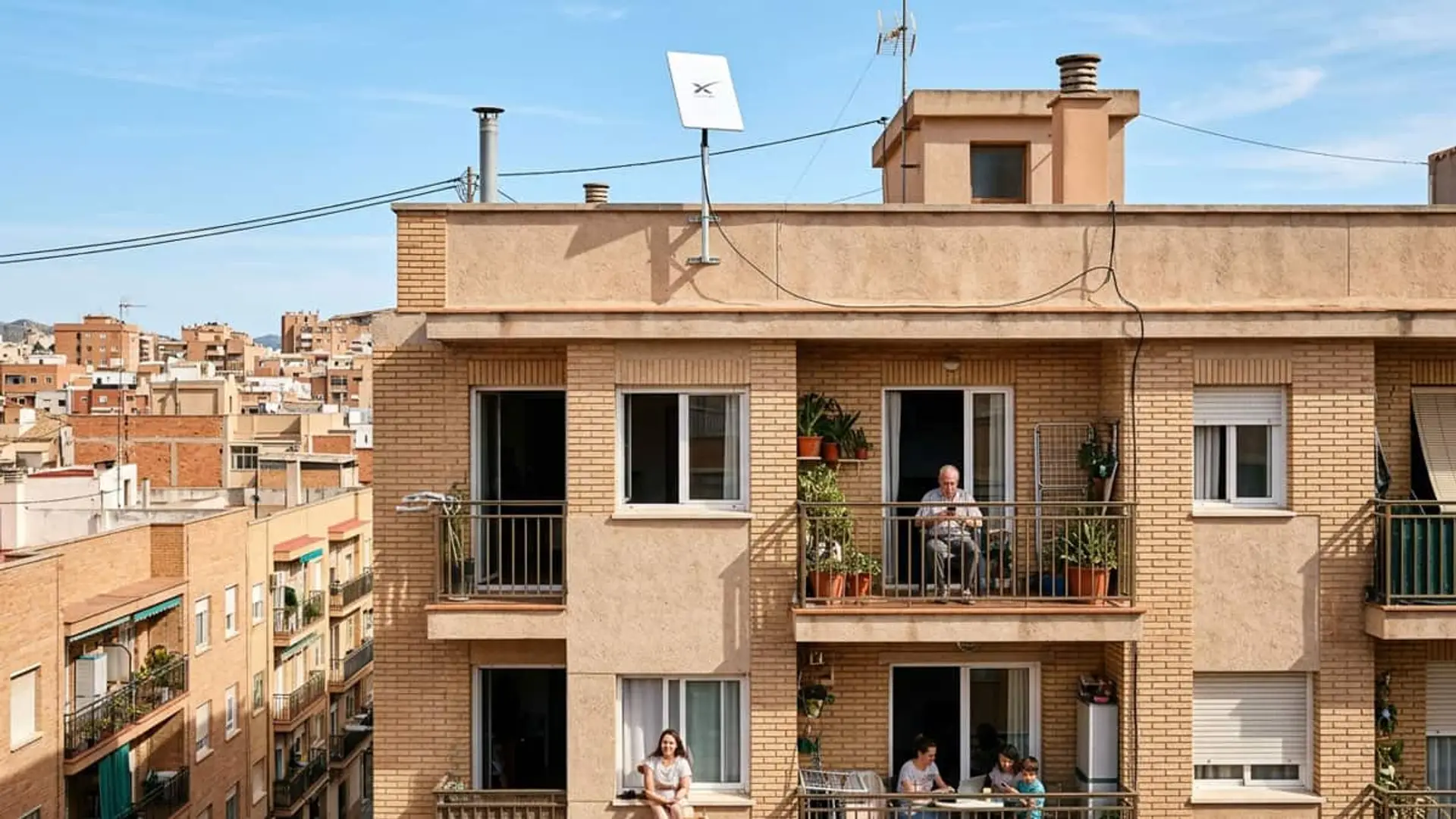 Antena de Starlink instalada en la azotea de un edificio de viviendas con vecinos en los balcones