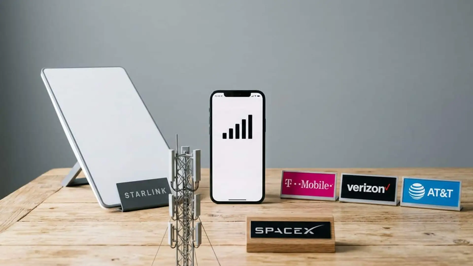 Antena Starlink, torre de telecomunicaciones y móvil con cobertura junto a los logotipos de SpaceX, T-Mobile, Verizon y AT&T.