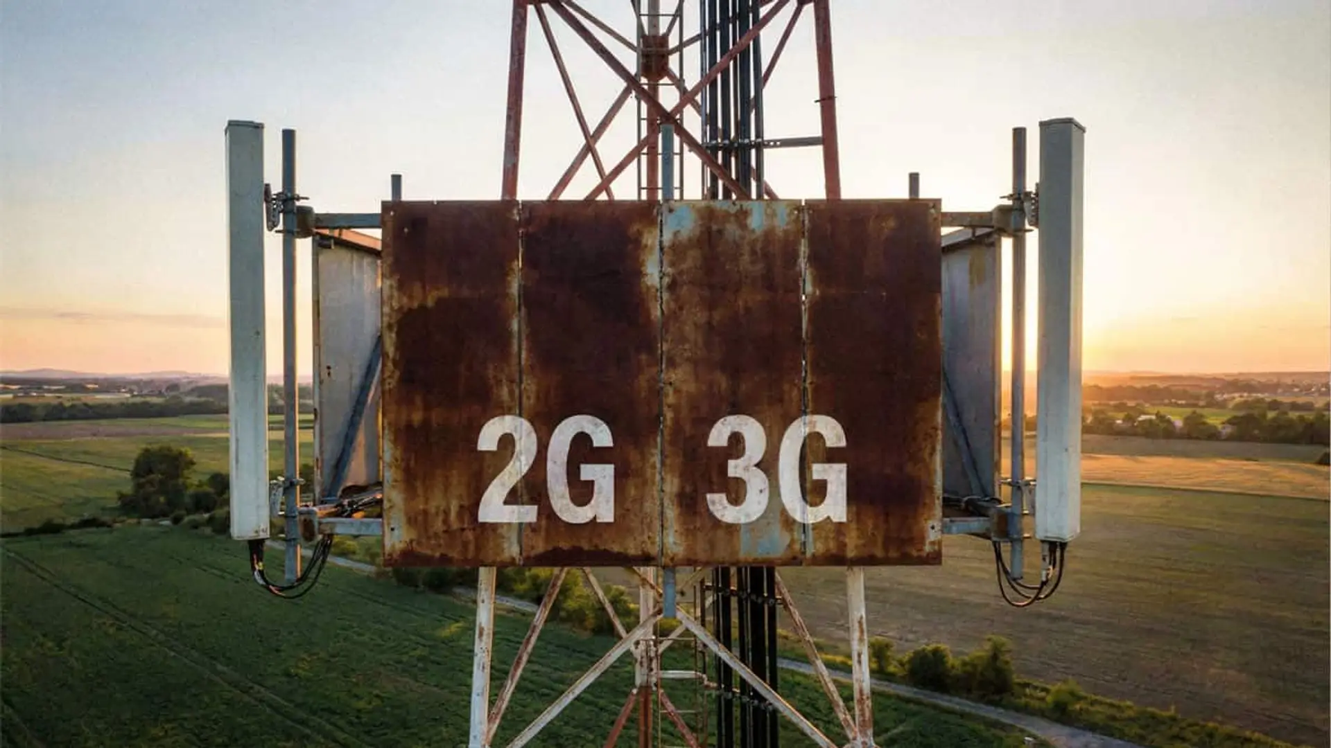 ¿Tu móvil dejará de funcionar? El Gobierno pone en marcha el plan final para apagar el 2G y 3G Antena de telecomunicaciones con señalización de redes 2G y 3G que representa el apagado de tecnologías móviles antiguas en el entorno rural