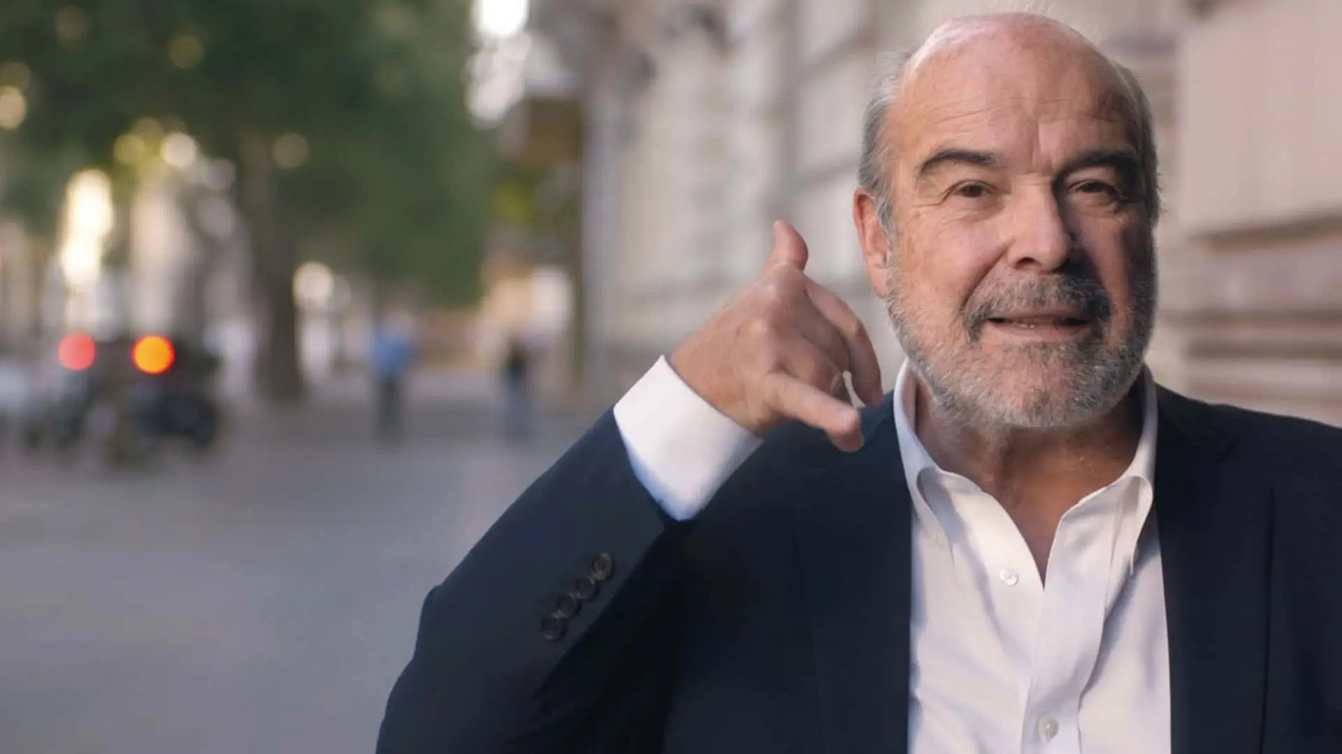 El actor Antonio Resines, imagen de MásMóvil, haciendo el gesto de llamar por teléfono en un anuncio de la compañía.