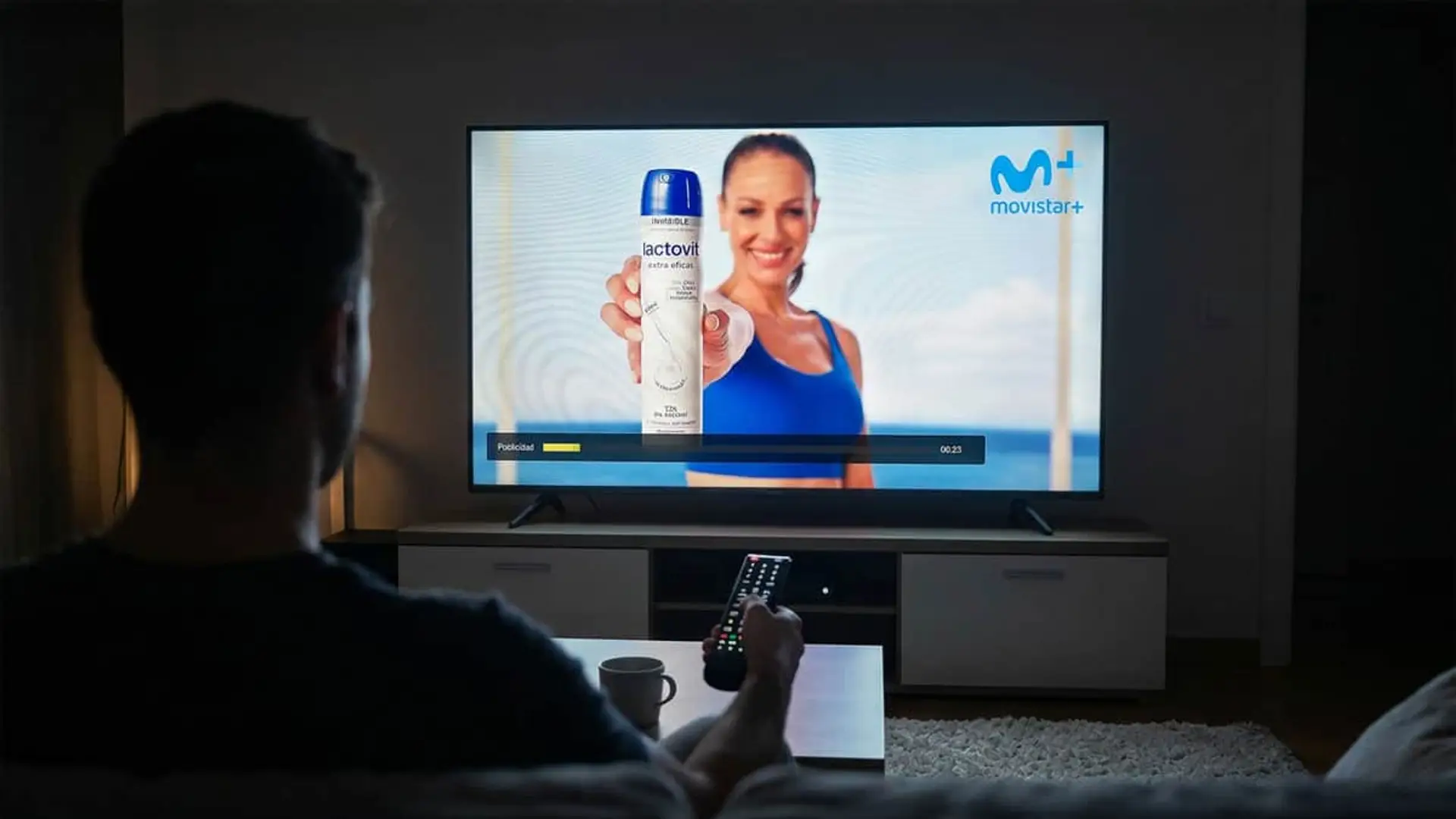 Persona con mando a distancia viendo un anuncio de Lactovit en Movistar Plus+ para representar la publicidad en streaming.