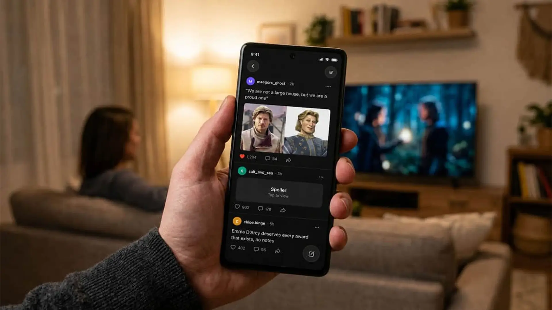 Bingers promete no repetir los errores de TV Time: ya está disponible gratis Persona consulta la app de Bingers en el móvil mientras ve una serie en streaming en la televisión.