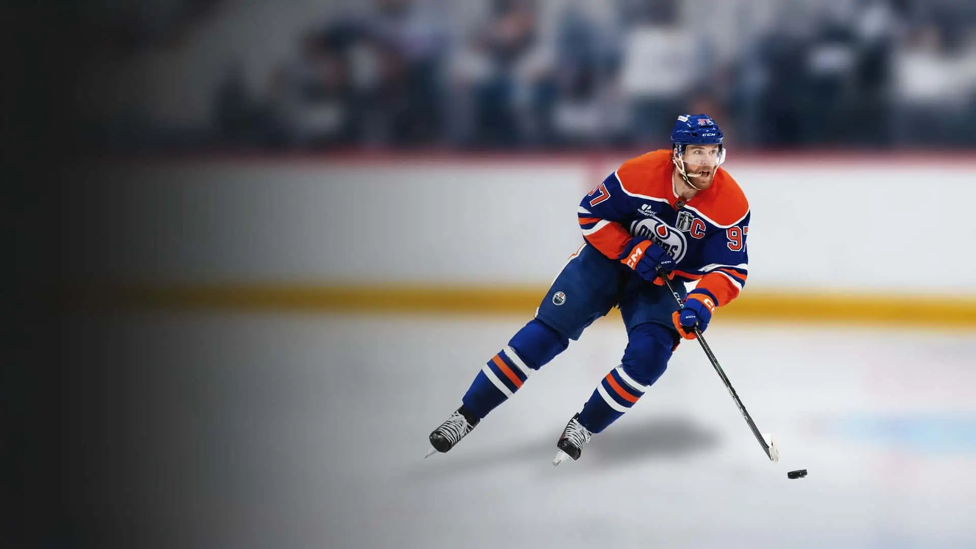 Así se puede ver la NHL en España en 2025 Connor McDavid, de los Edmonton Oilers, patinando con el puck durante un partido de la NHL de hockey sobre hielo.