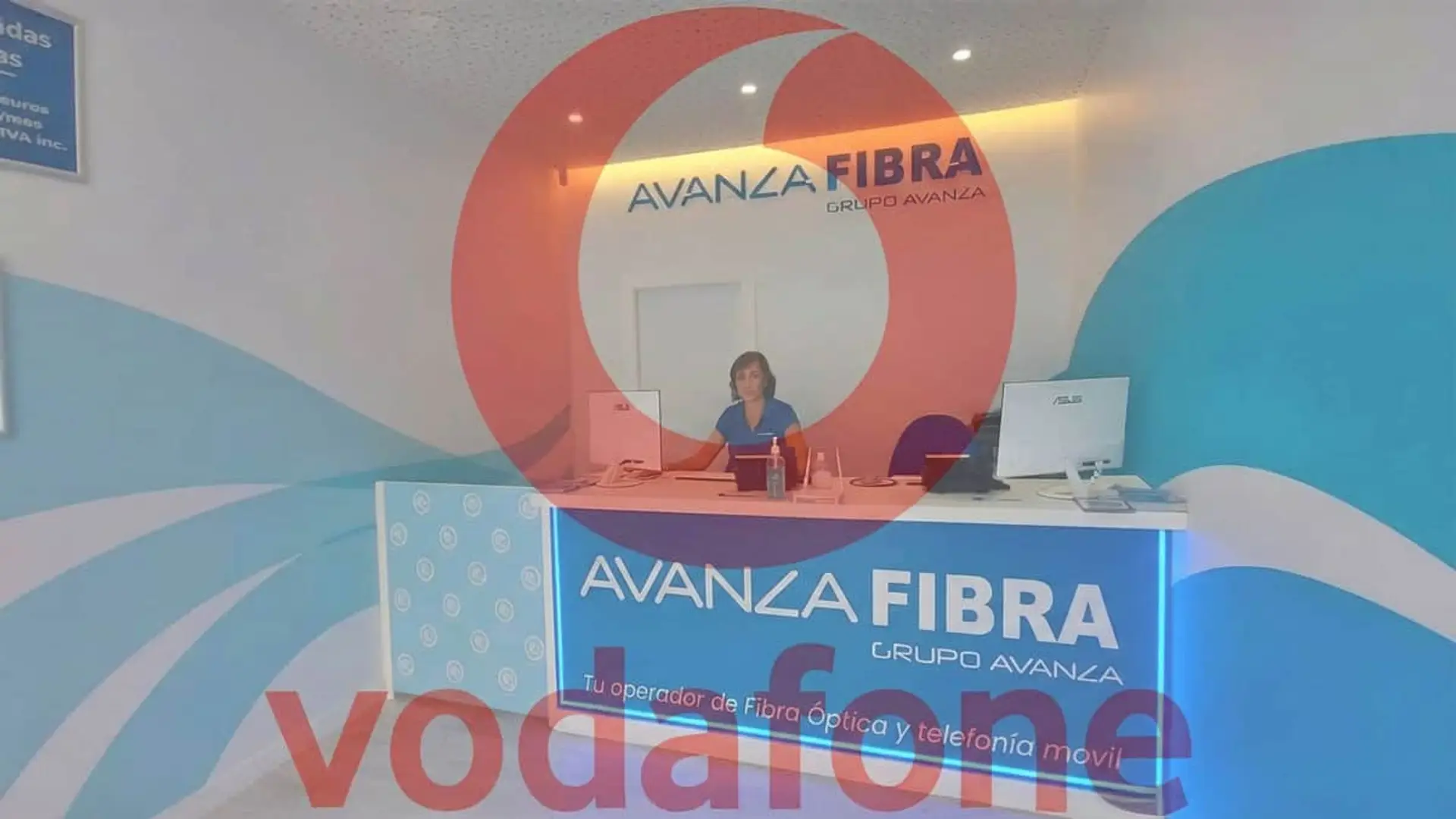 Mostrador de atención al cliente de Avanza Fibra junto al logotipo de Vodafone para representar su alianza de red móvil.
