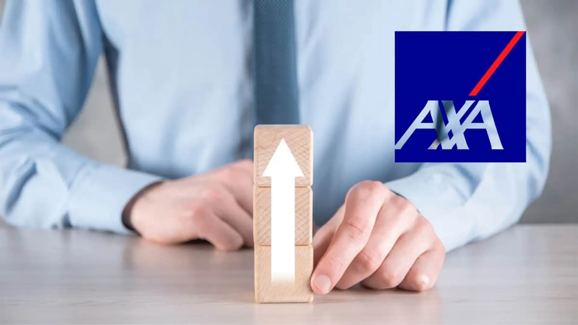 Manos de un ejecutivo con una flecha de crecimiento junto al logo de AXA para representar el éxito y la rentabilidad.