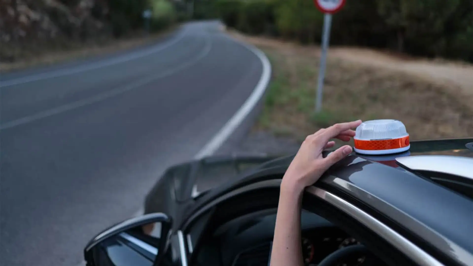 Baliza LED V16 conectada SOS Road homologada DGT 2025 color negro.