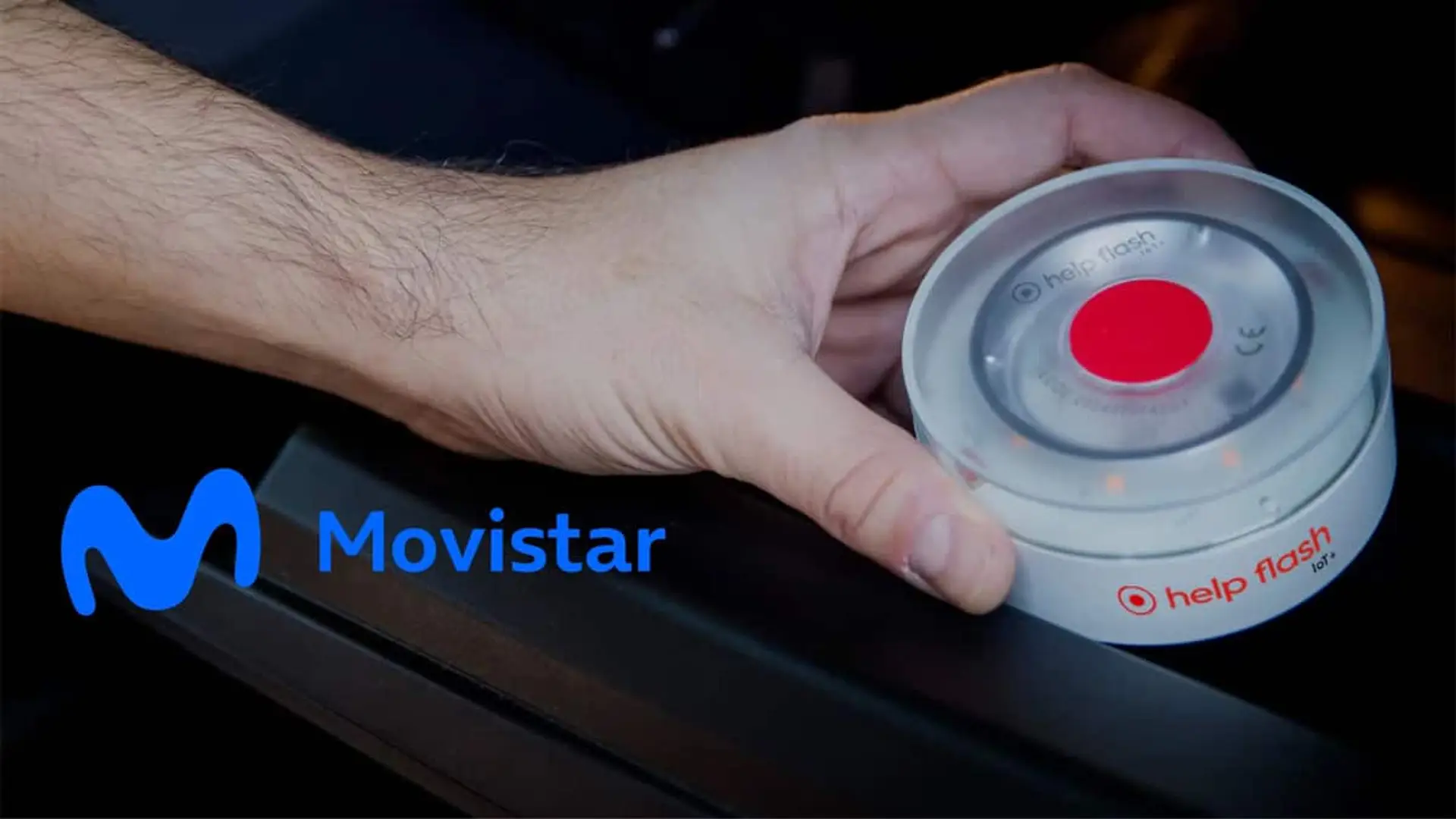 Mano sosteniendo la nueva Help Flash IoT+ con conectividad Movistar, dispositivo de emergencia homologado por la DGT.