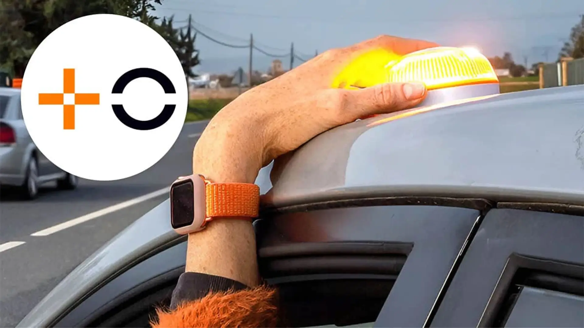 Mano colocando una baliza de emergencia V16 sobre el techo de un coche, con logo de MasOrange sobreimpresionado.