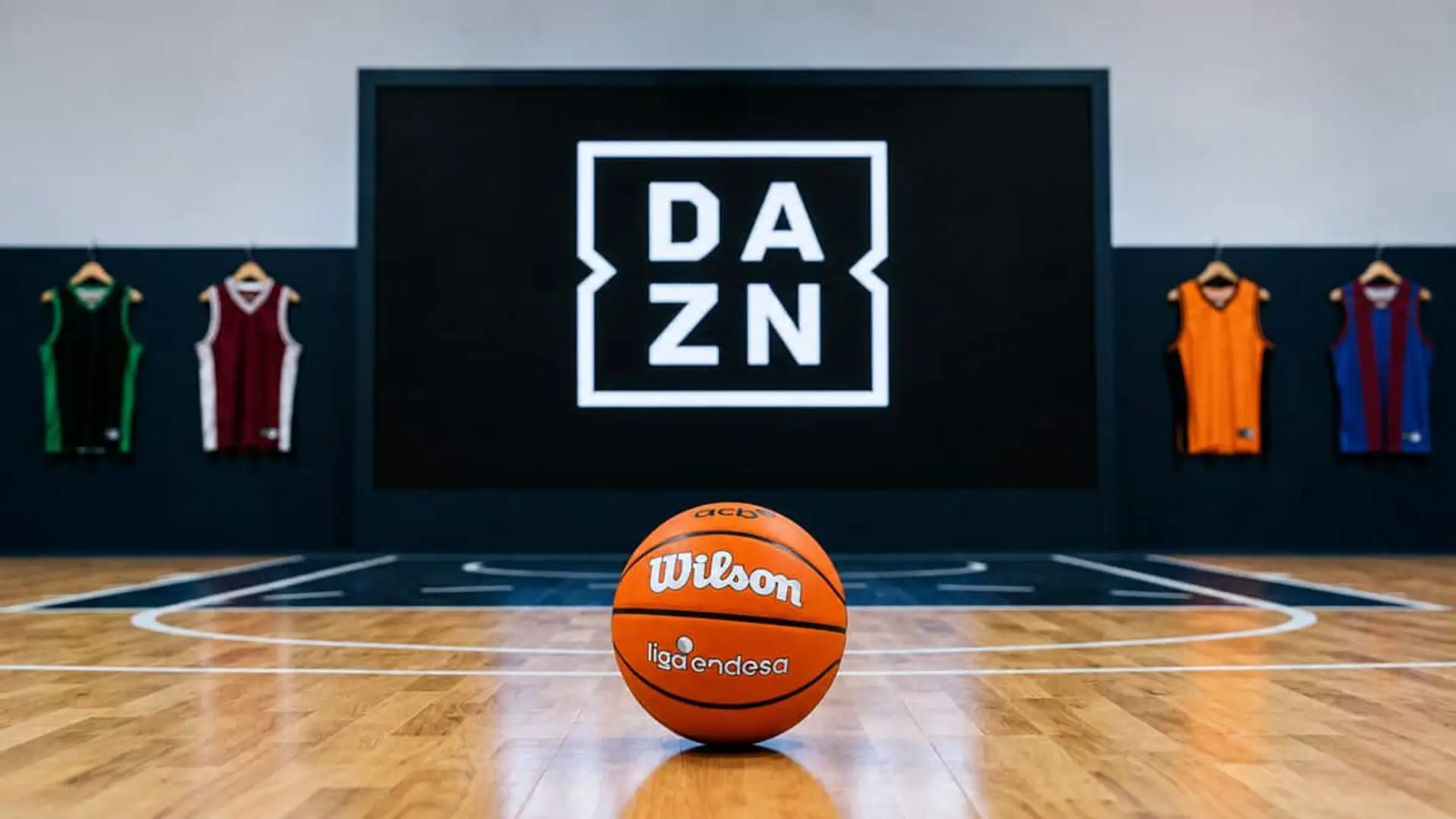 Dónde ver la Supercopa Endesa 2026: horarios completos y canales Balón de baloncesto de la Liga Endesa sobre una pista con el logotipo de DAZN al fondo