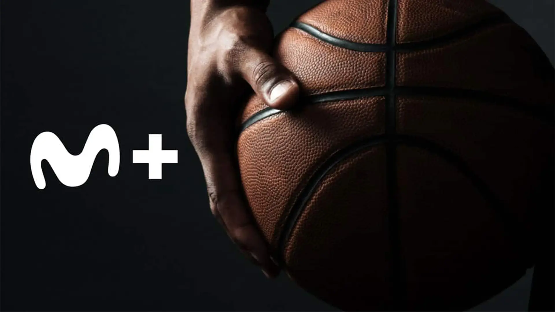 Mano sujetando un balón de baloncesto junto al logotipo de Movistar Plus