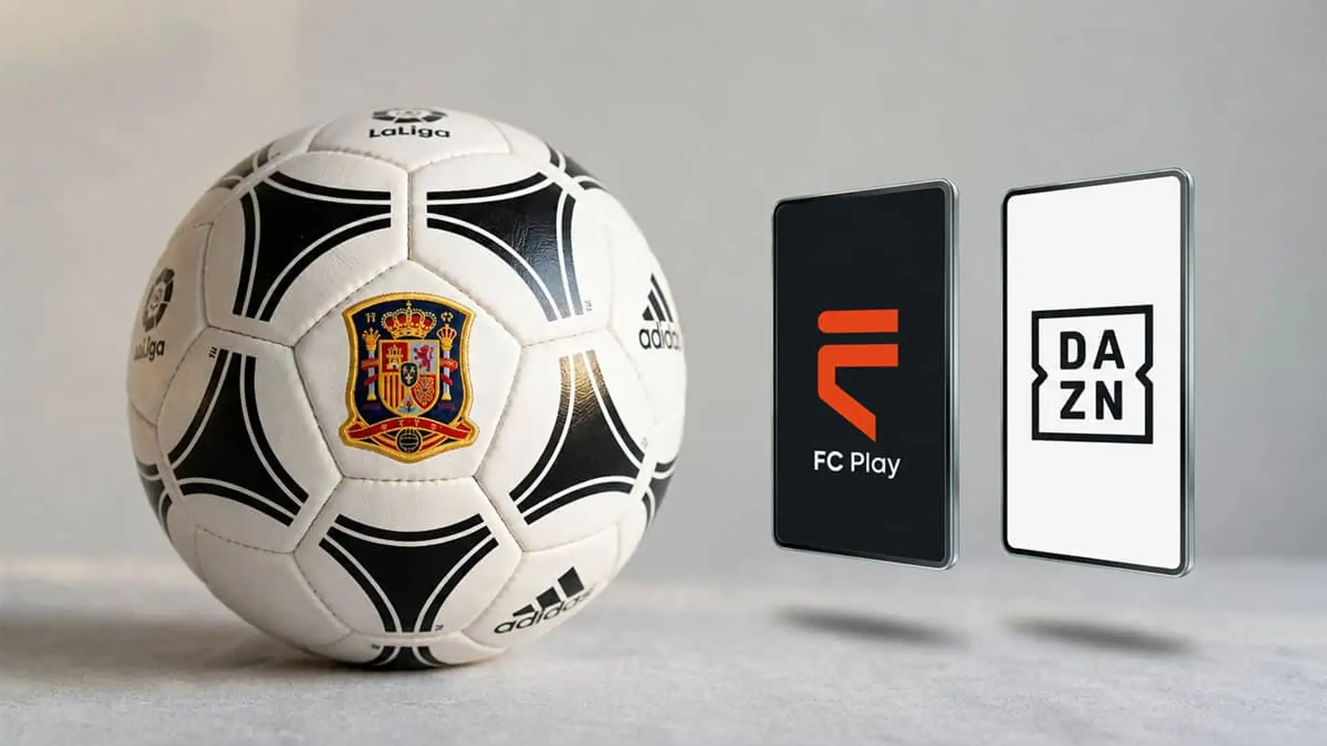 Balón de fútbol de España junto a logos de FC Play y DAZN