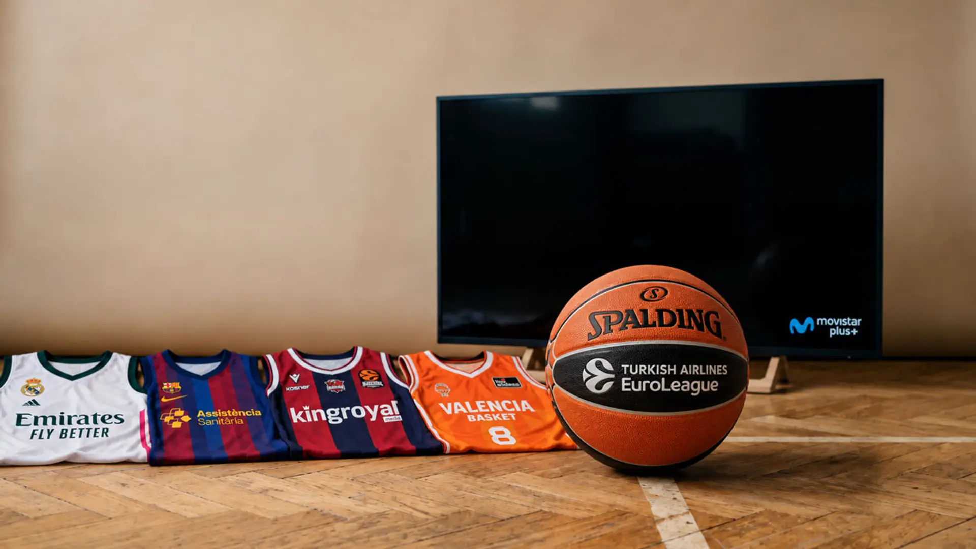 Dónde ver la Euroliga 2026/27 por TV: precios para ver los partidos de los cuatro equipos españoles Balón de la Euroliga junto a camisetas de Real Madrid, Barcelona, Baskonia y Valencia Basket frente a un televisor con Movistar Plus+