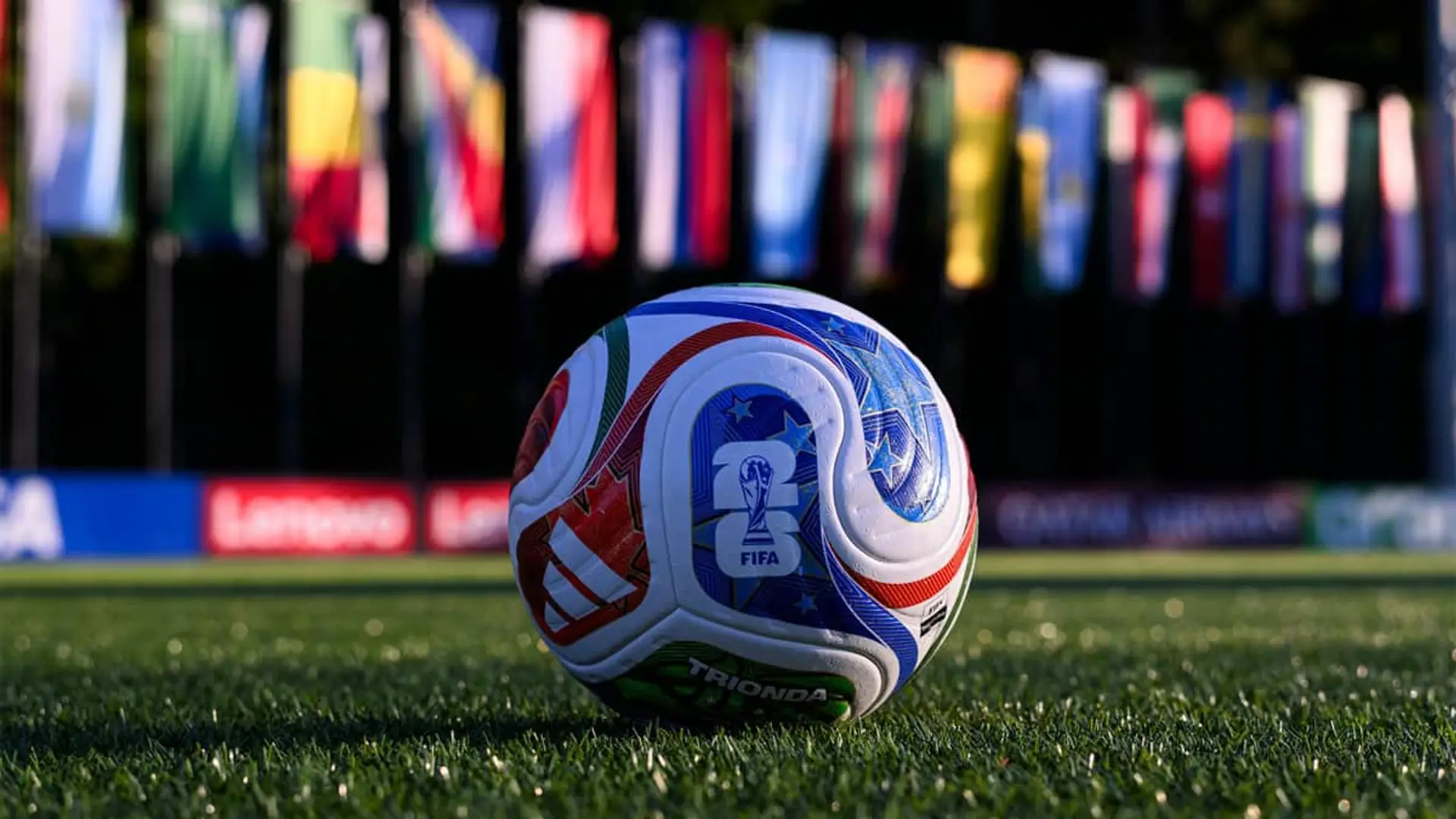 Brasil-Francia y otros partidazos gratis en DAZN: los amistosos con Mbappé y Vinicius que emite antes del Mundial Balón oficial de la FIFA sobre el césped con banderas de países al fondo.