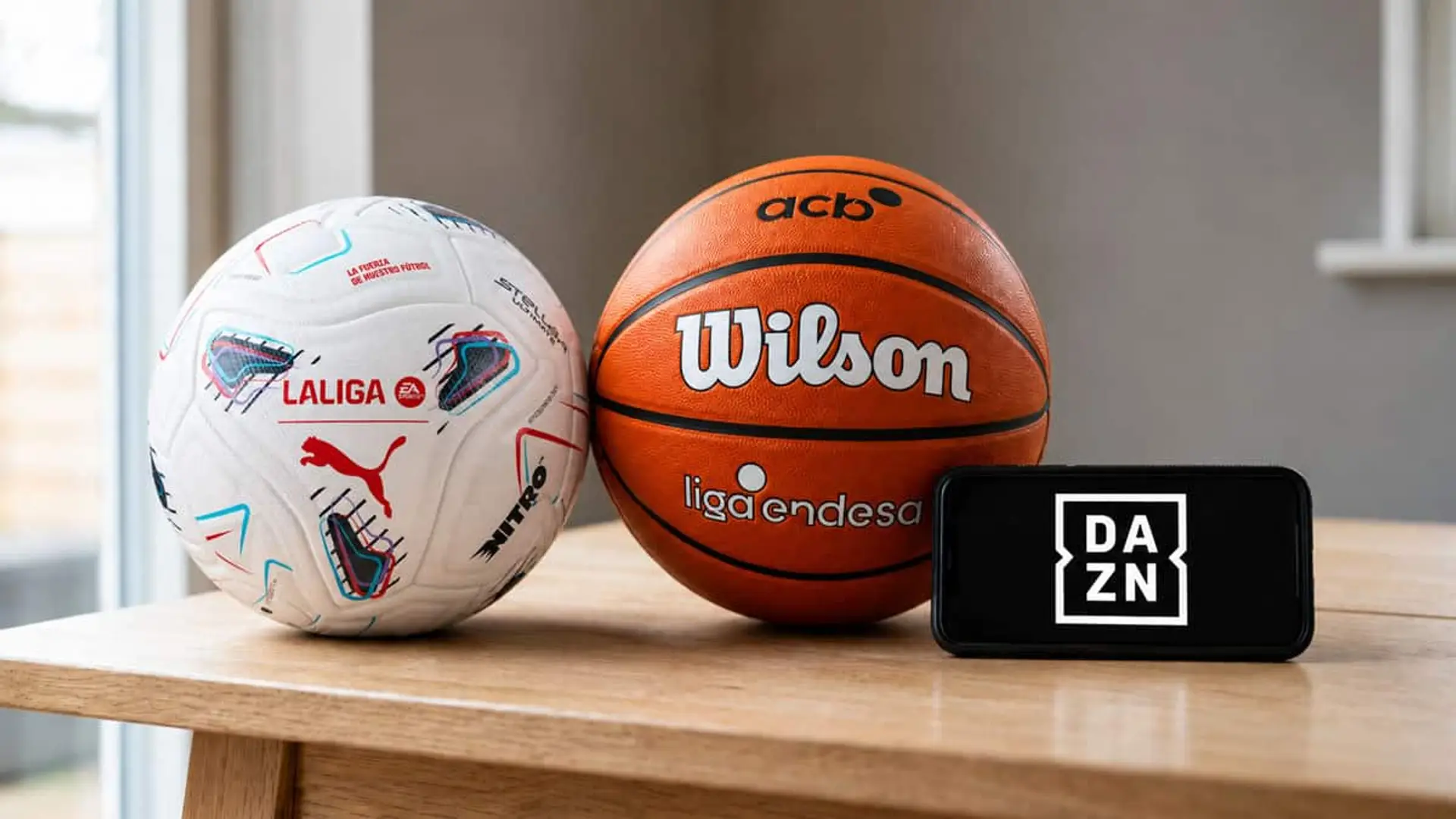 Así son los DAZN Open Days: 42 partidos gratis hasta el 5 de octubre registrándote con tu correo Balón de LaLiga Hypermotion y balón de baloncesto de la Liga Endesa junto a un móvil con el logotipo de DAZN