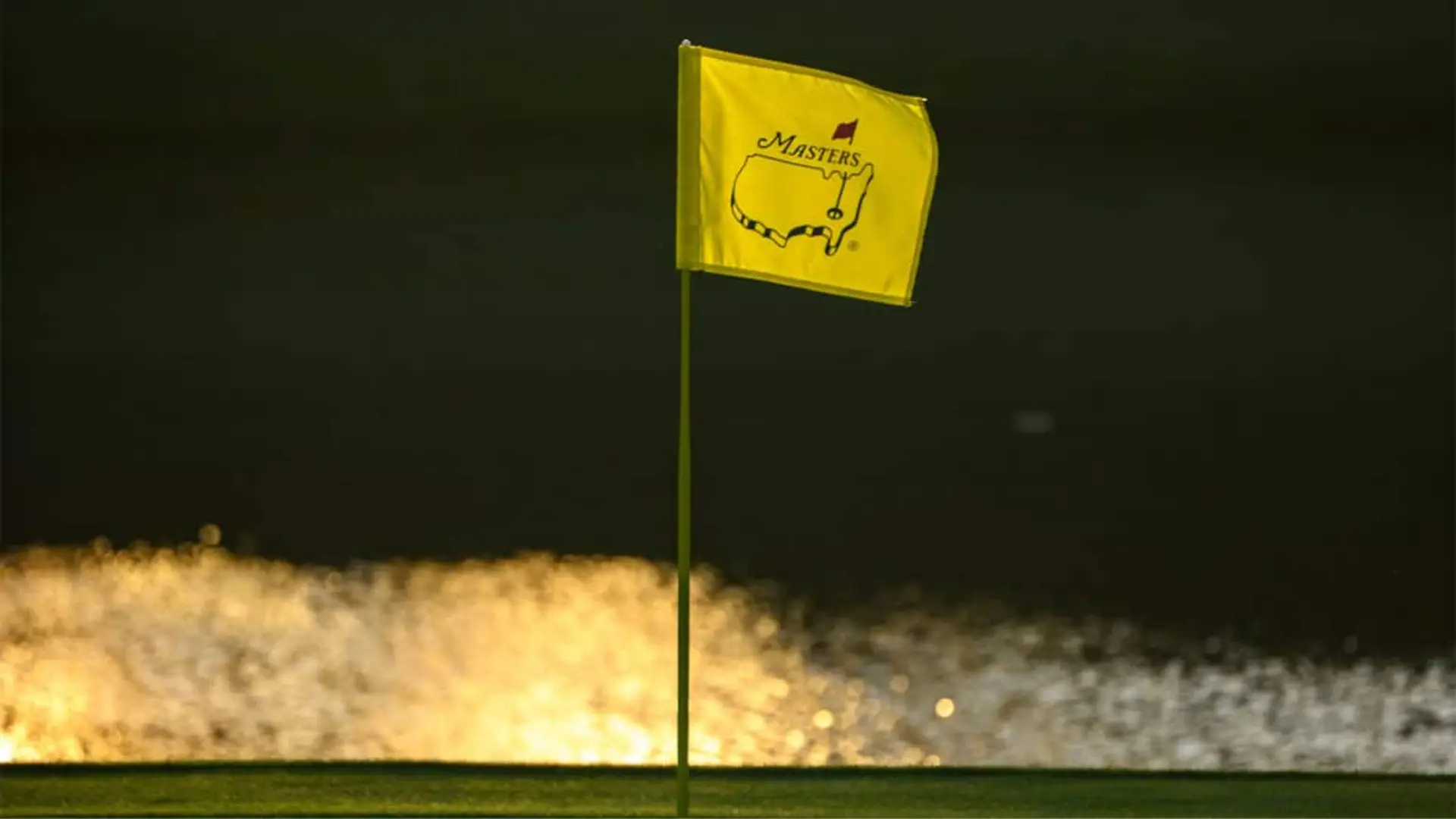 Bandera amarilla del Masters colocada en un hoyo del Augusta National