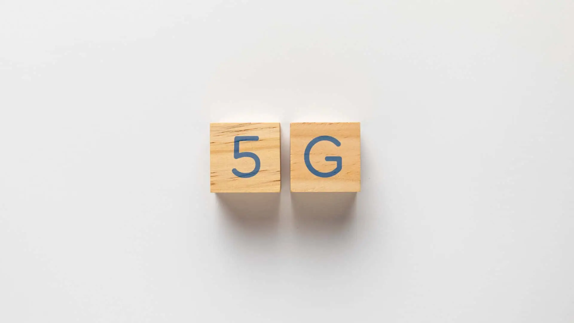 España roza el 96% de cobertura 5G, pero el salto de velocidad sigue sin llegar Cubos de madera sobre fondo blanco deletreando 5G.