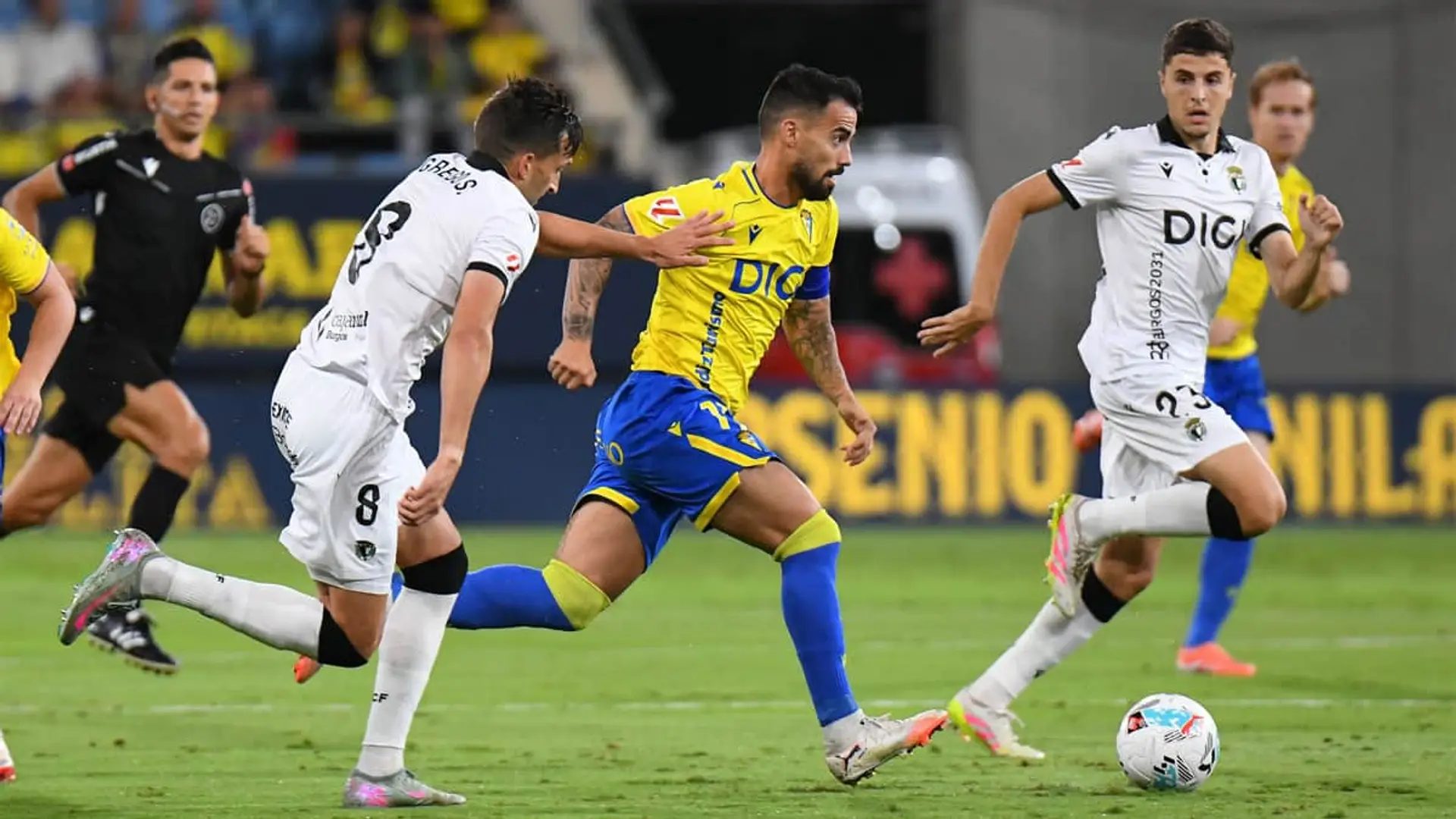 DIGI TV suma un nuevo canal de fútbol a su parrilla: esto es lo que ofrece Jugada de un partido de fútbol entre el Cádiz CF y el Nuevo Mirandilla.