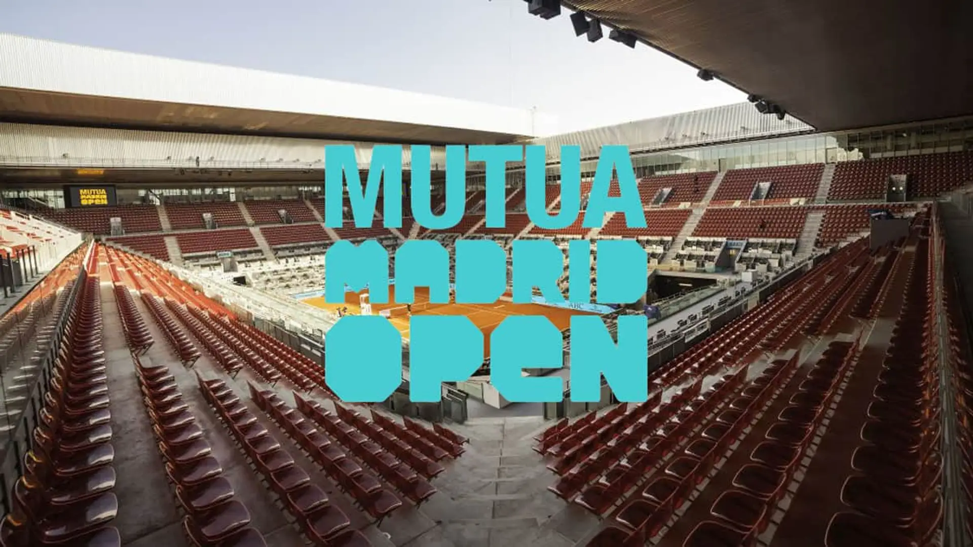 Interior de la Caja Mágica vacía con la pista central del Mutua Madrid Open de tenis