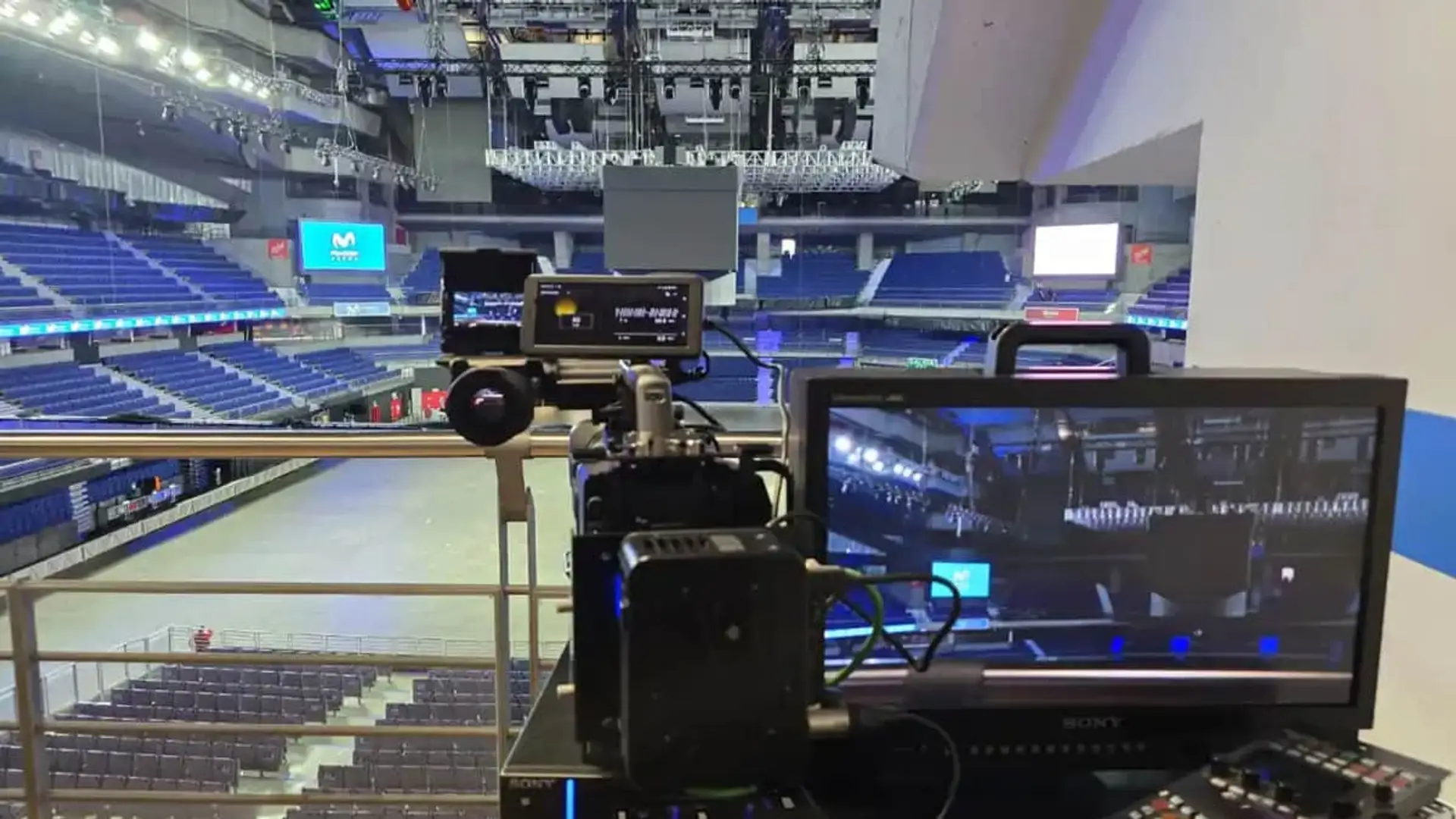 Cámaras de televisión profesionales en el interior del Movistar Arena para la retransmisión de eventos.