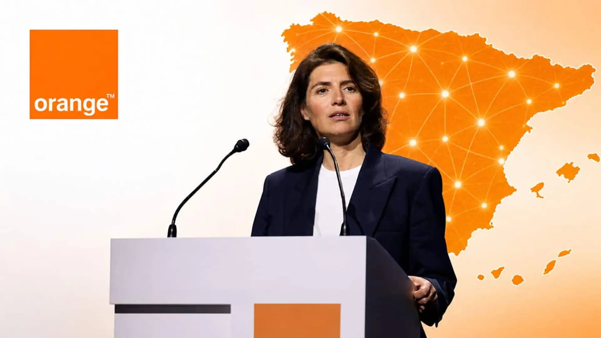 Christel Heydemann, consejera delegada de Orange, en un atril con el logotipo de Orange y un mapa de España con nodos de conexión al fondo