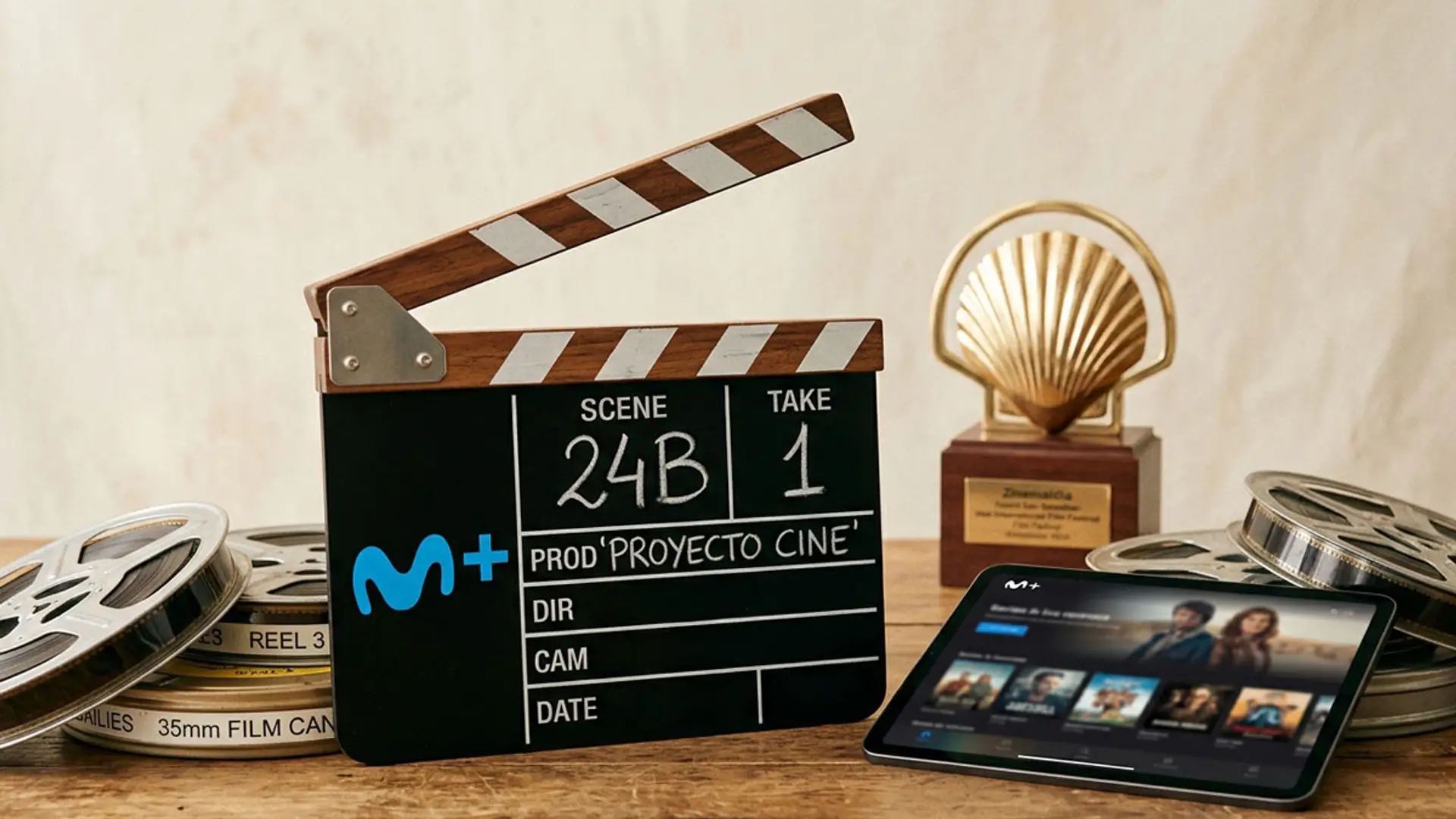 Movistar Plus anuncia cine semanal y 13 series para 2027, con León de Aranoa, Monzón y Paco León Claqueta con el logotipo de Movistar Plus junto a rollos de película, un premio y una tablet con su catálogo de cine