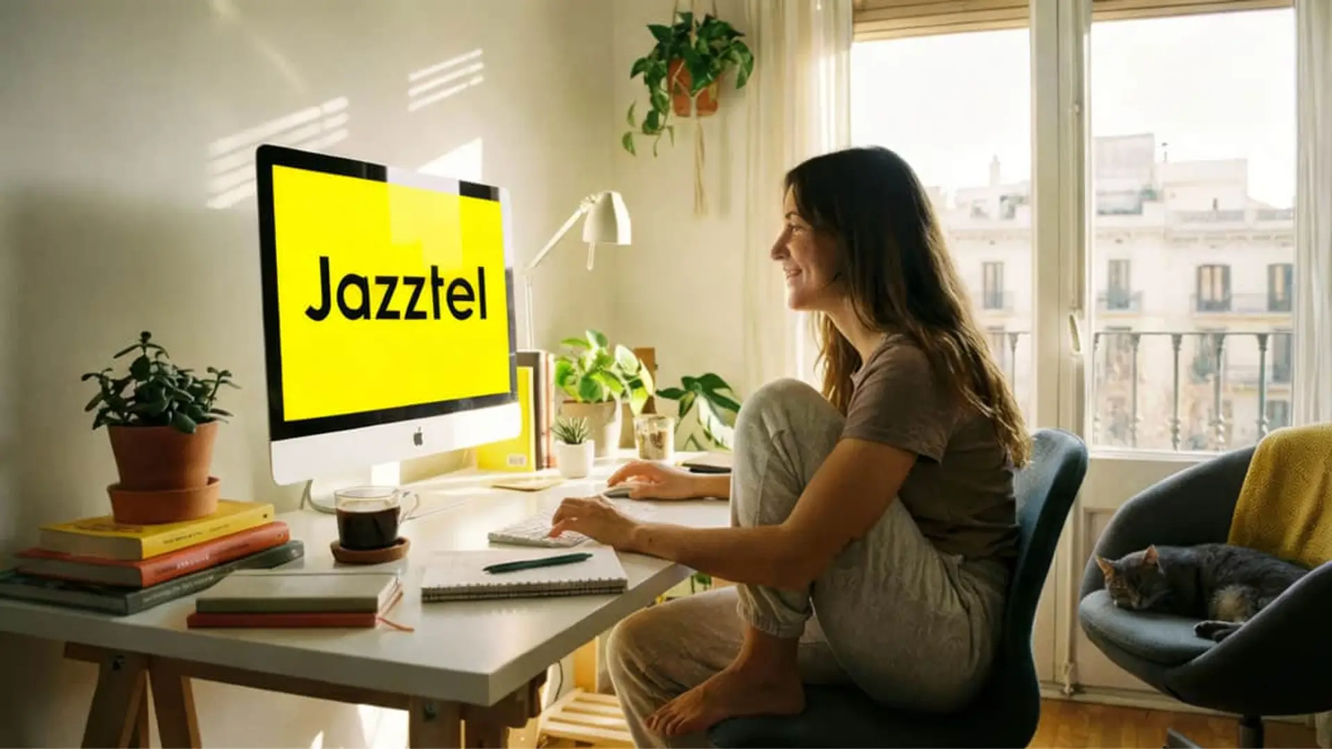 Jazztel se suma a la fibra low cost y desploma el precio su tarifa más barata por tiempo limitado Mujer sonriente teletrabajando con la fibra de Jazztel. Disfruta de una buena conexión a internet en casa con tu ordenador.