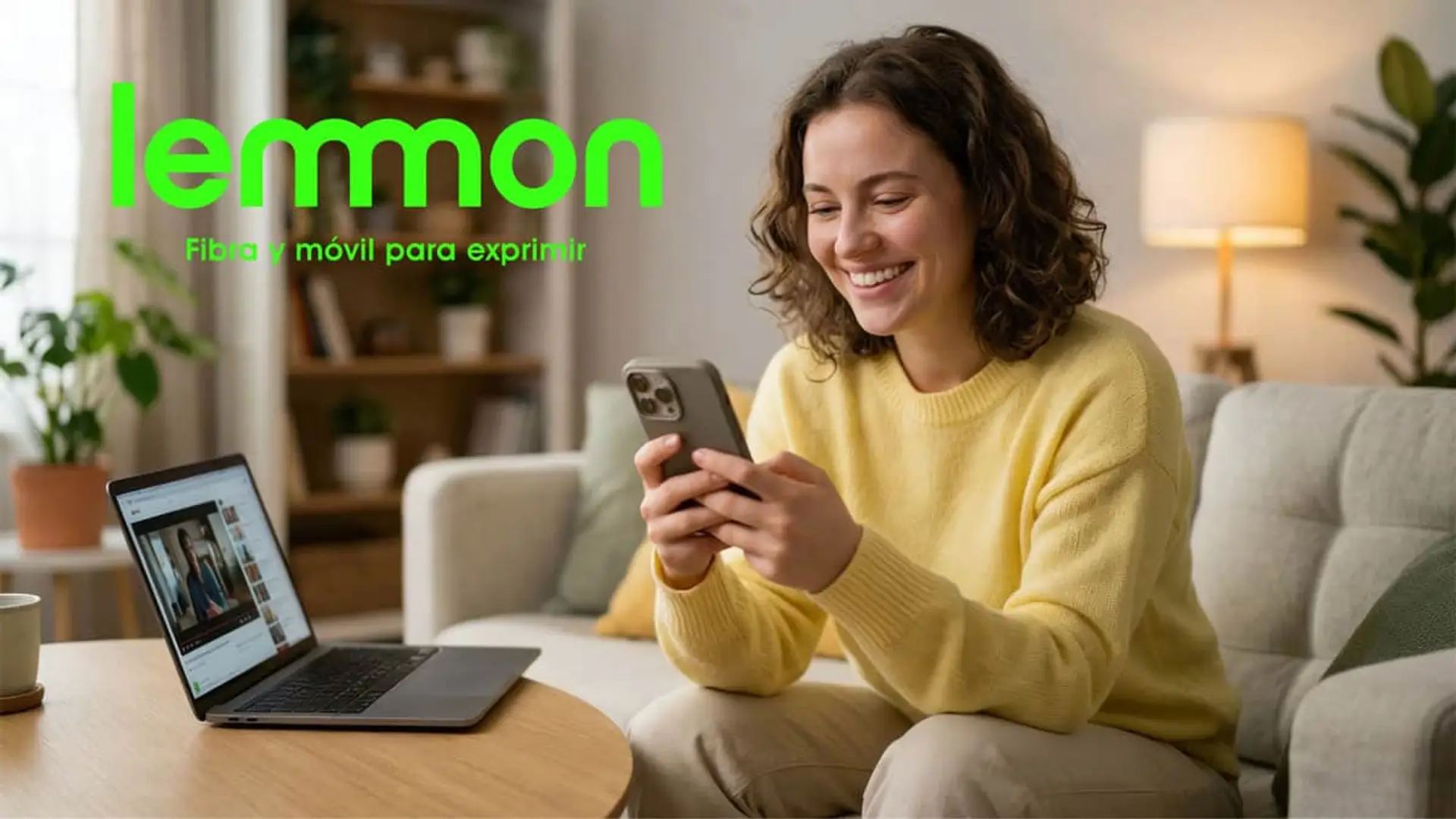 Mujer usando móvil y portátil junto al logo de Lemmon para representar sus servicios de fibra óptica y telefonía.