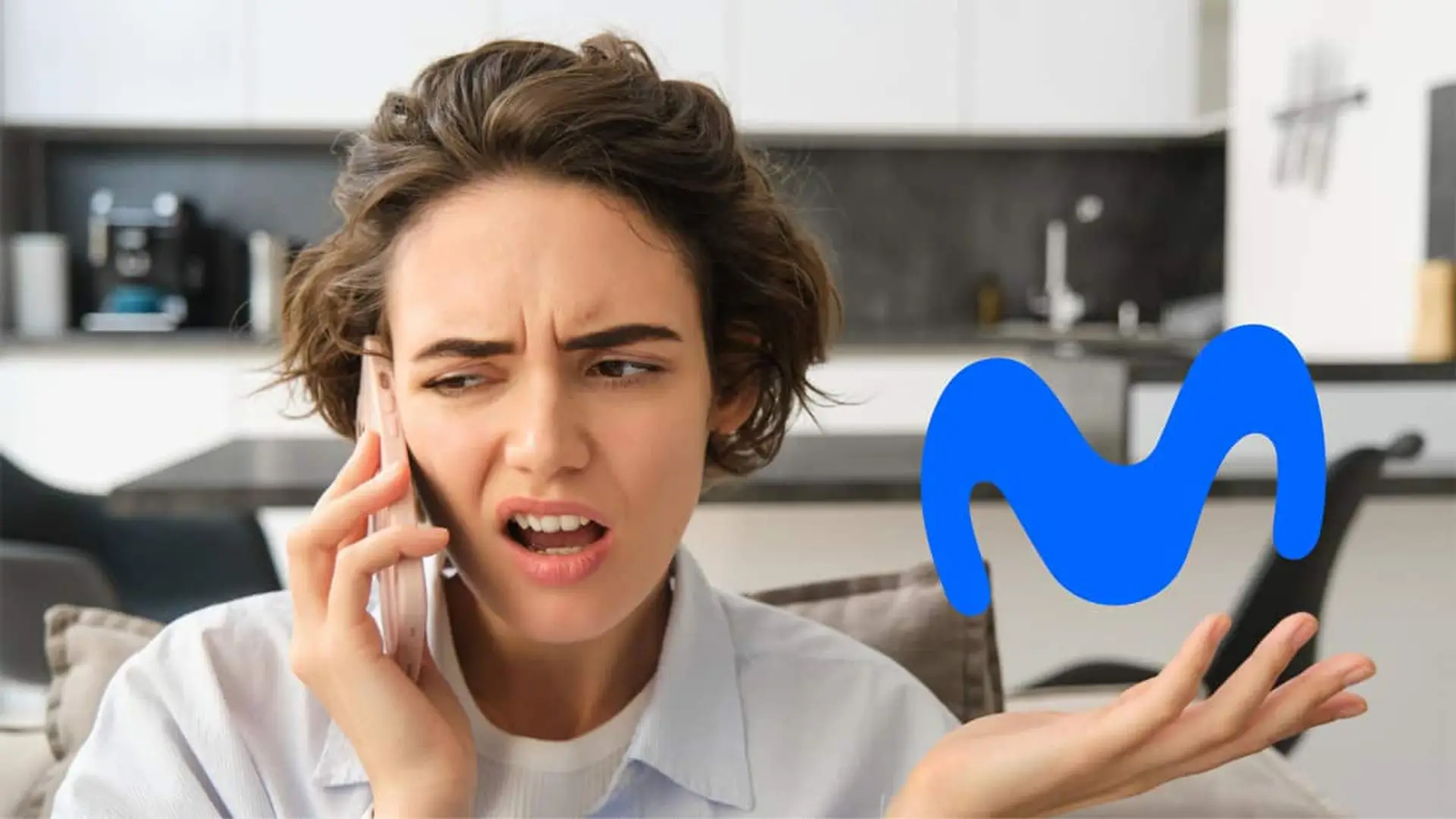 Mujer hablando por teléfono con gesto de enfado mientras aparece el logo de Movistar, representando una reclamación o problema con el servicio.