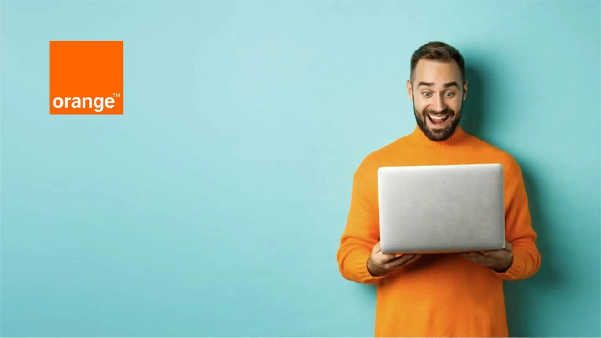 Orange lanza un mega-descuento en su fibra: 300Mb y WiFi 7 por solo 20 euros para hacer frente a DIGI Hombre feliz y sorprendido al descubrir las ofertas de fibra y móvil de Orange en la pantalla de su portátil.
