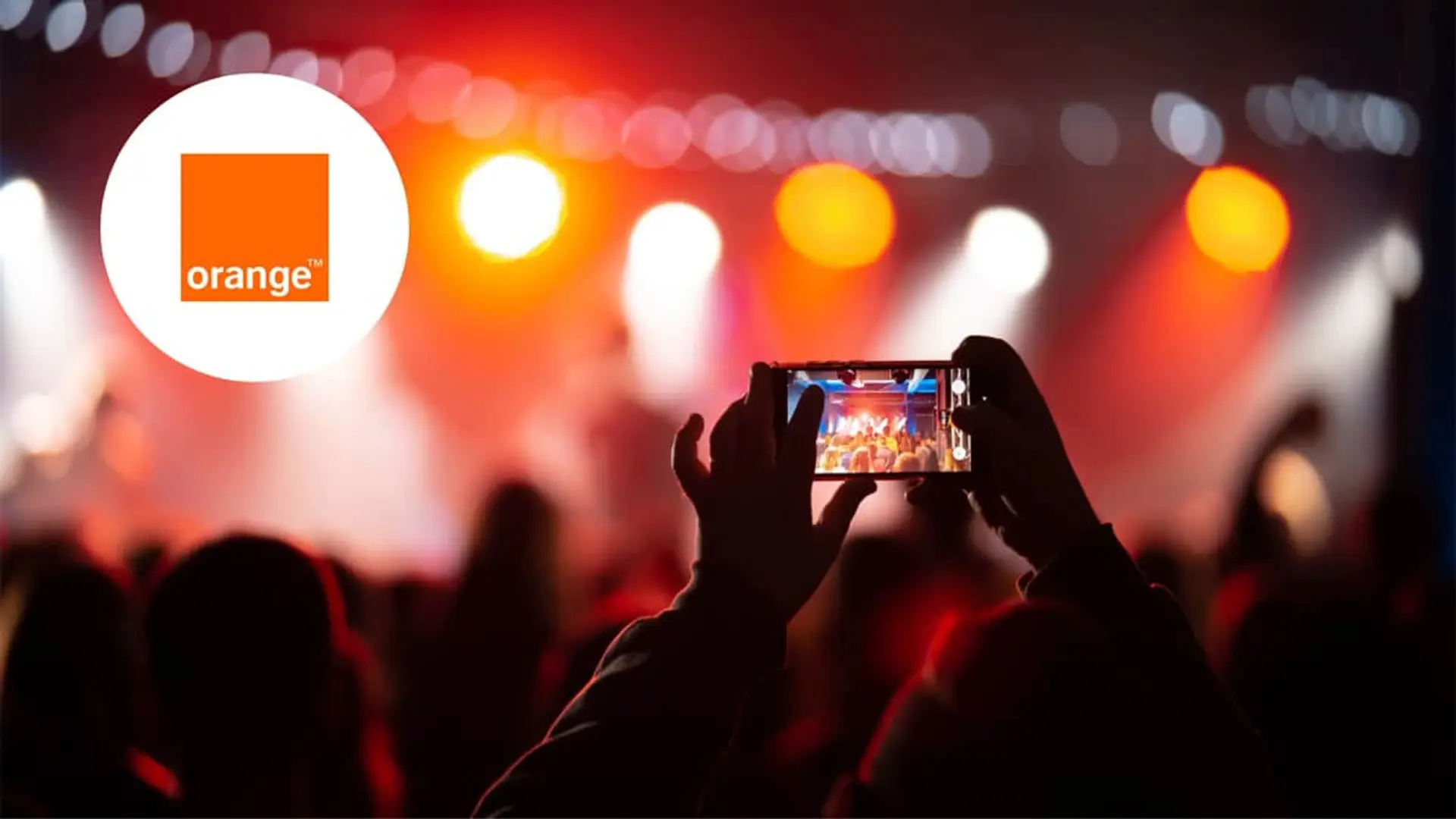 Persona grabando un concierto con su móvil junto al logo de Orange para representar la conectividad en grandes eventos.