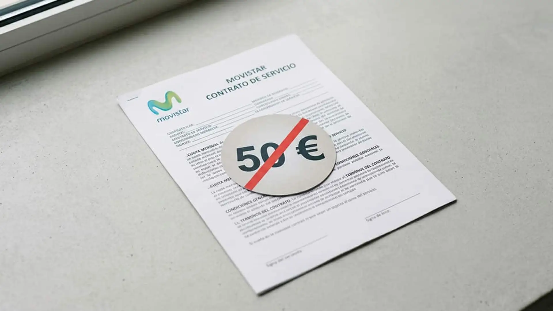 Contrato de servicio de Movistar con un icono de 50 euros tachado sobre el documento