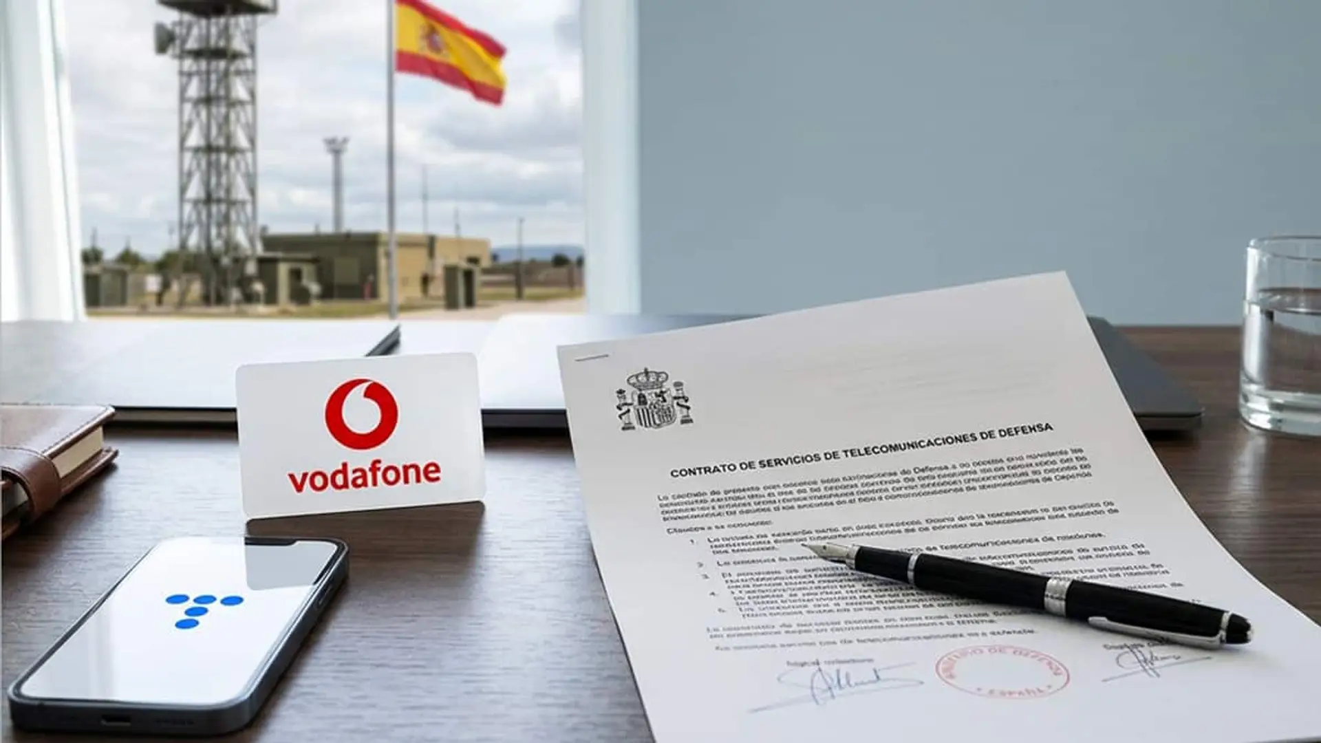 Contrato de servicios de telecomunicaciones de Defensa junto a los logos de Telefónica y Vodafone y una antena militar al fondo