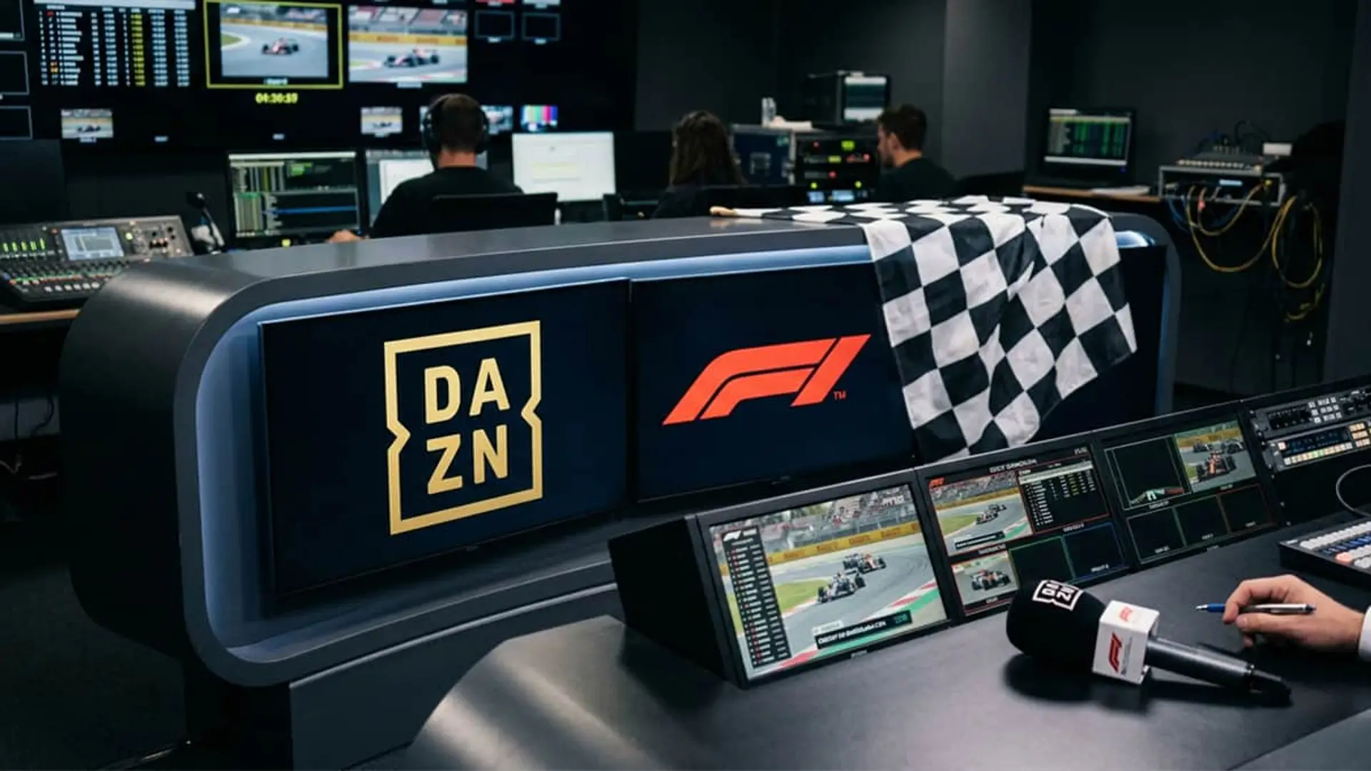 Control de realización de DAZN para la Fórmula 1 con monitores, micrófonos y bandera a cuadros