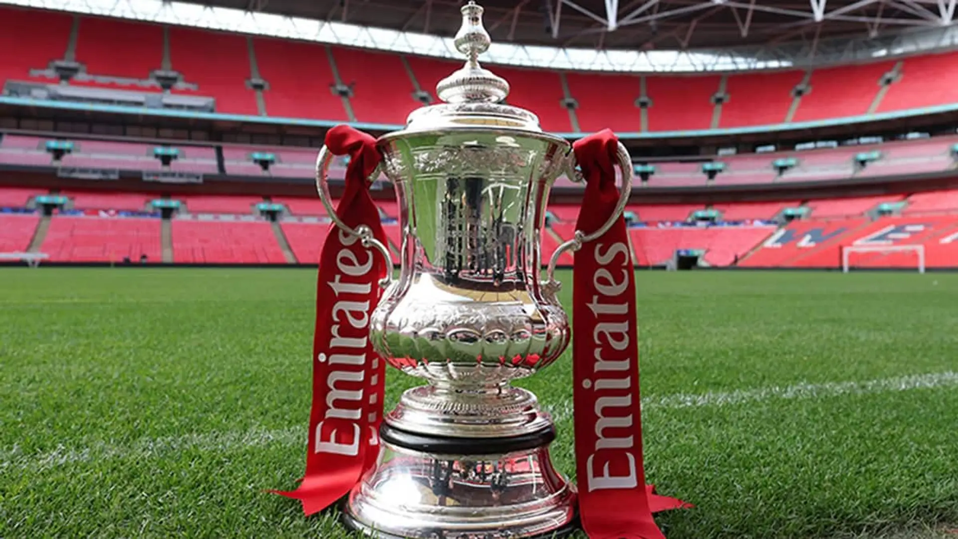 Dónde ver la FA Cup en España por TV: plataformas, canales y precios El trofeo de la The Emirates FA Cup sobre el césped de Wembley con las gradas vacías de fondo.